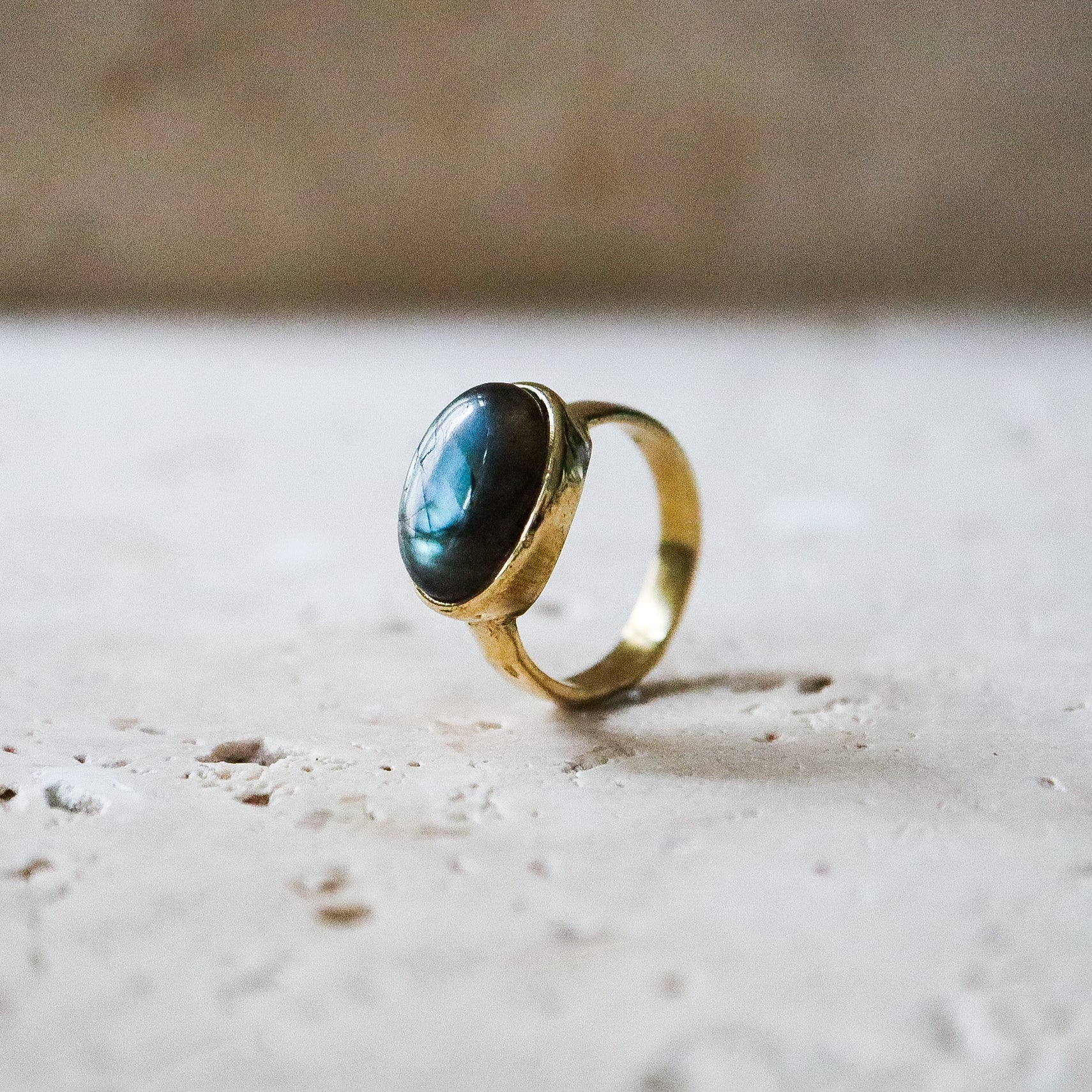 Großer Labradorit Ring mit ovalem Stein gold handgemacht - Nooe UG