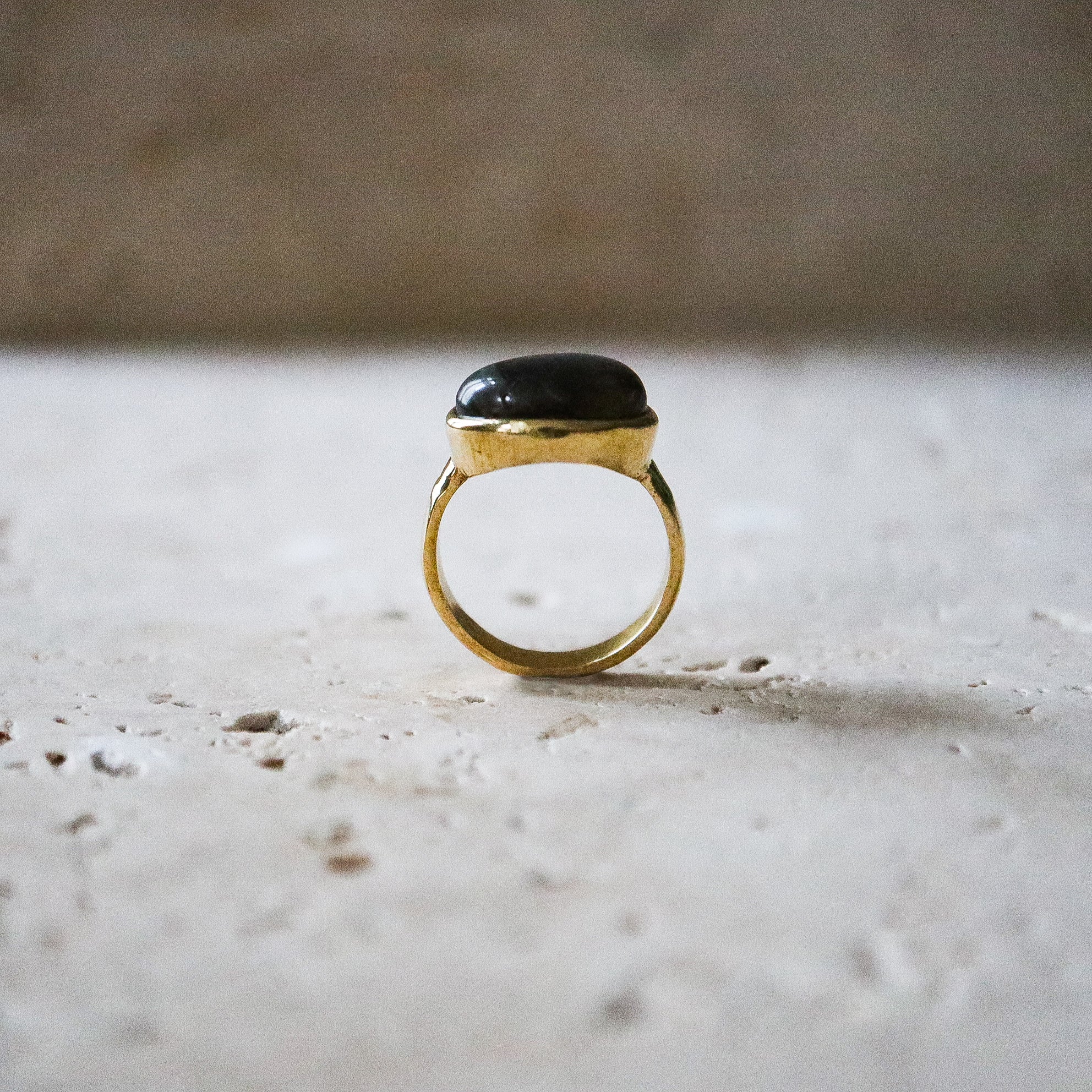 Großer schwarzer Onyx Ring oval gold handgemacht - Nooe UG