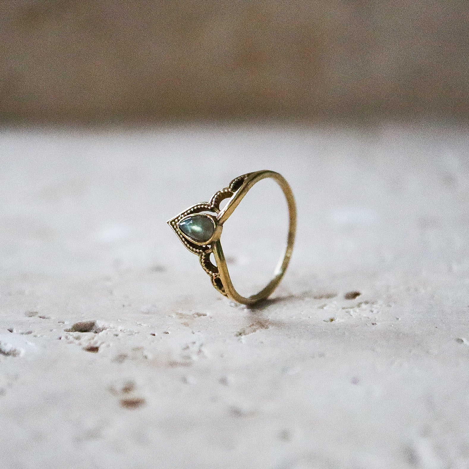 Tiara Kronen Ring mit Labradorit Spitze – Gold aus Messing Handgemacht - Nooe UG