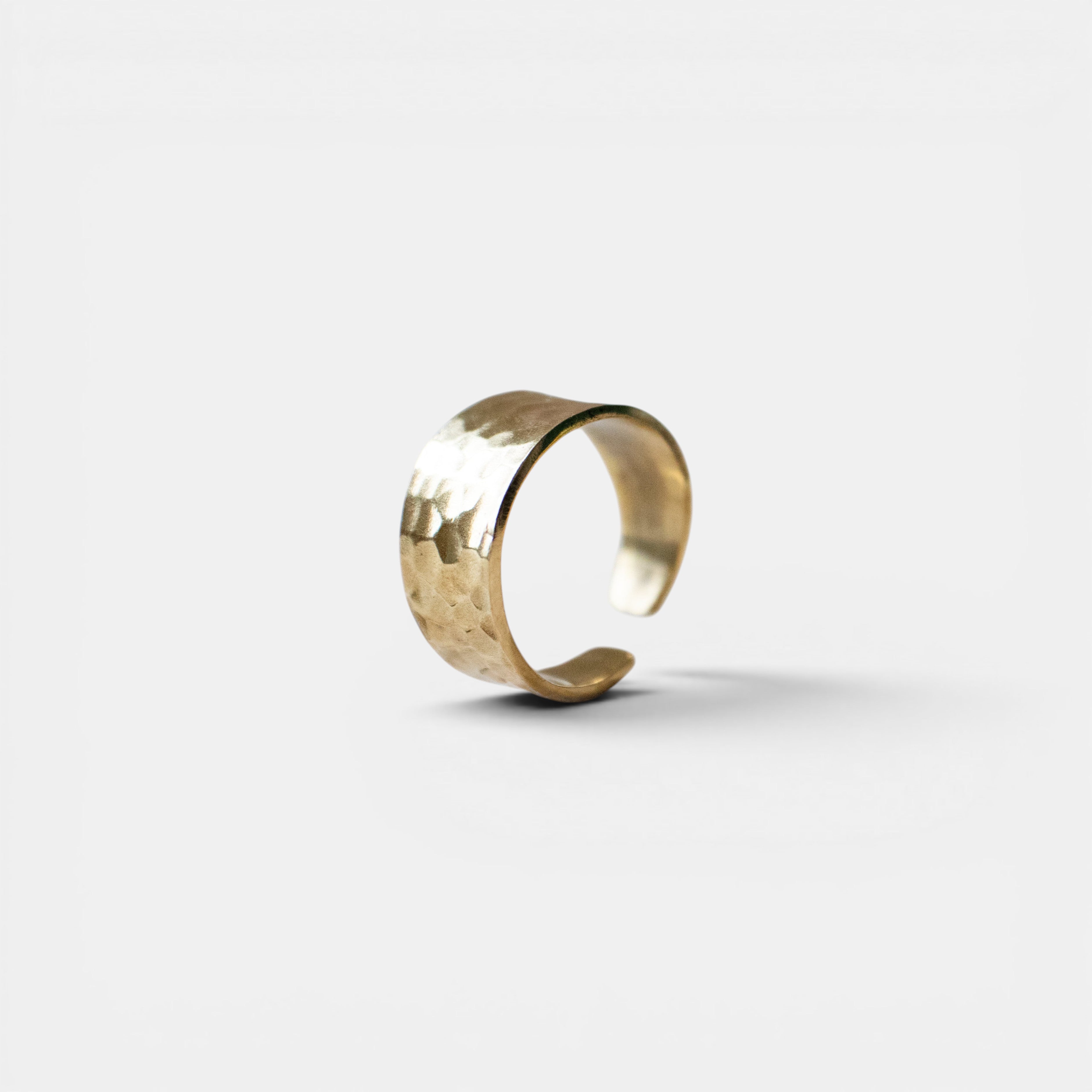 Gehämmerter Ring gold breit verstellbar - Offener Stapelring - Nooe UG