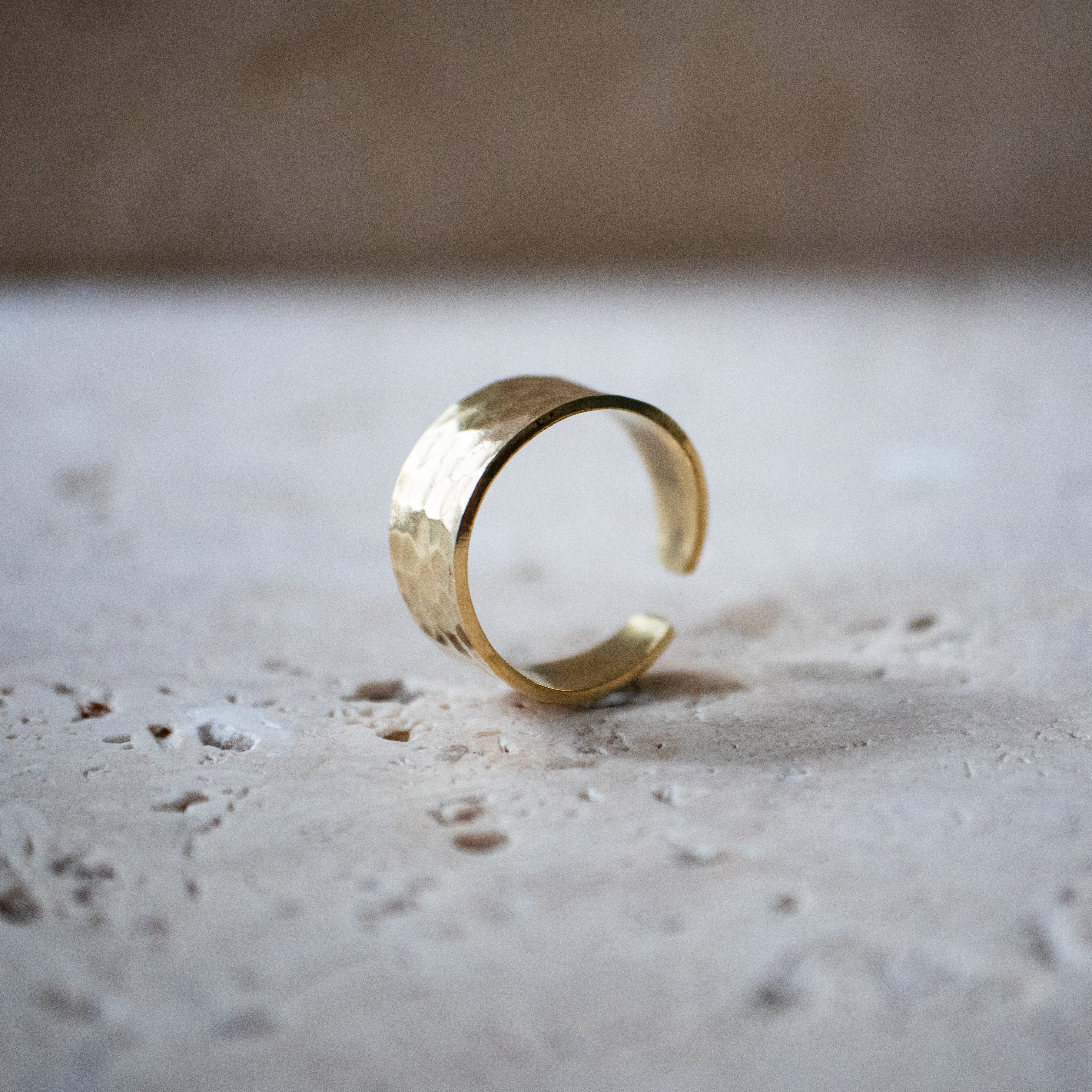 Gehämmerter Ring gold breit verstellbar - Offener Stapelring - Nooe UG