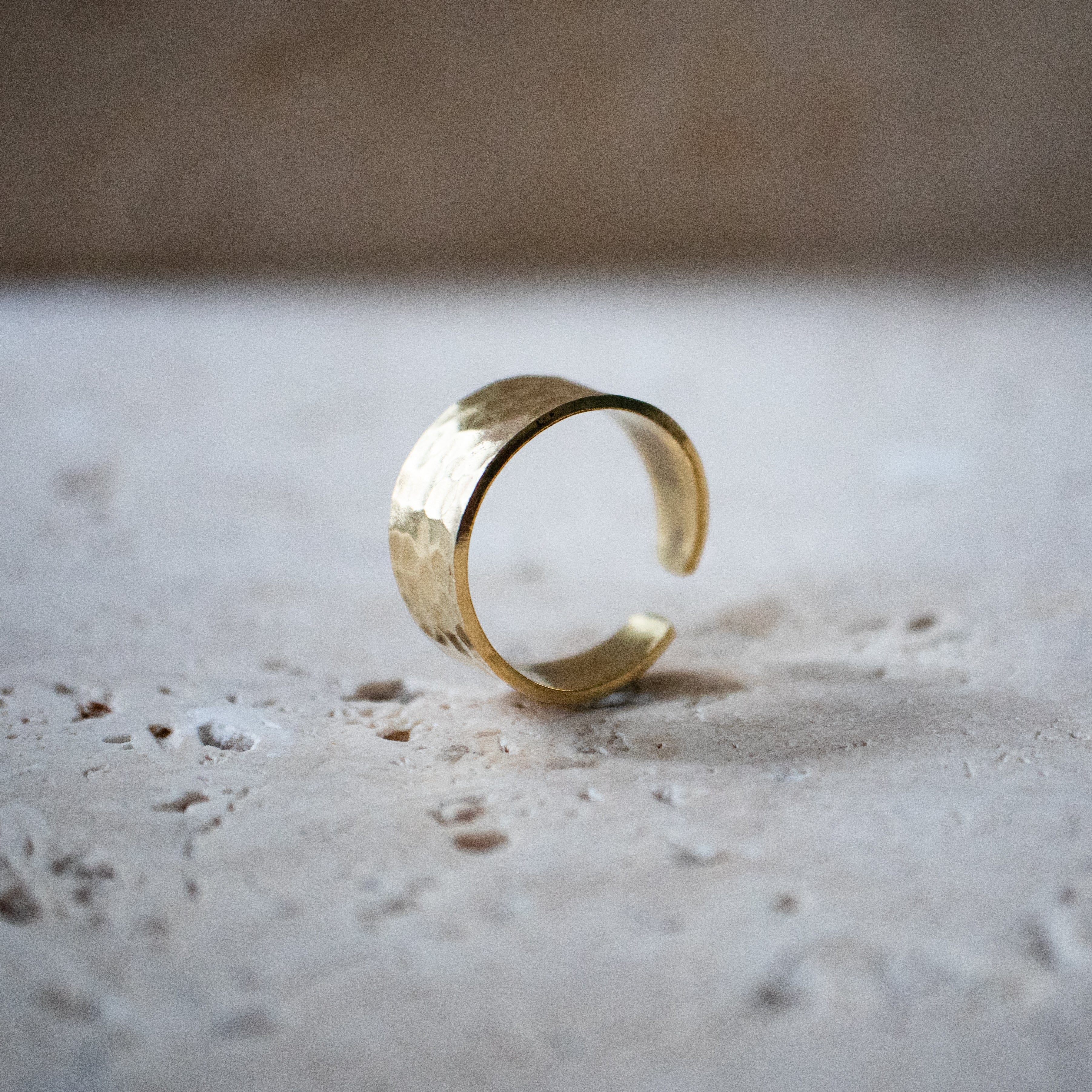 Gehämmerter Ring gold breit verstellbar - Offener Stapelring - Nooe UG