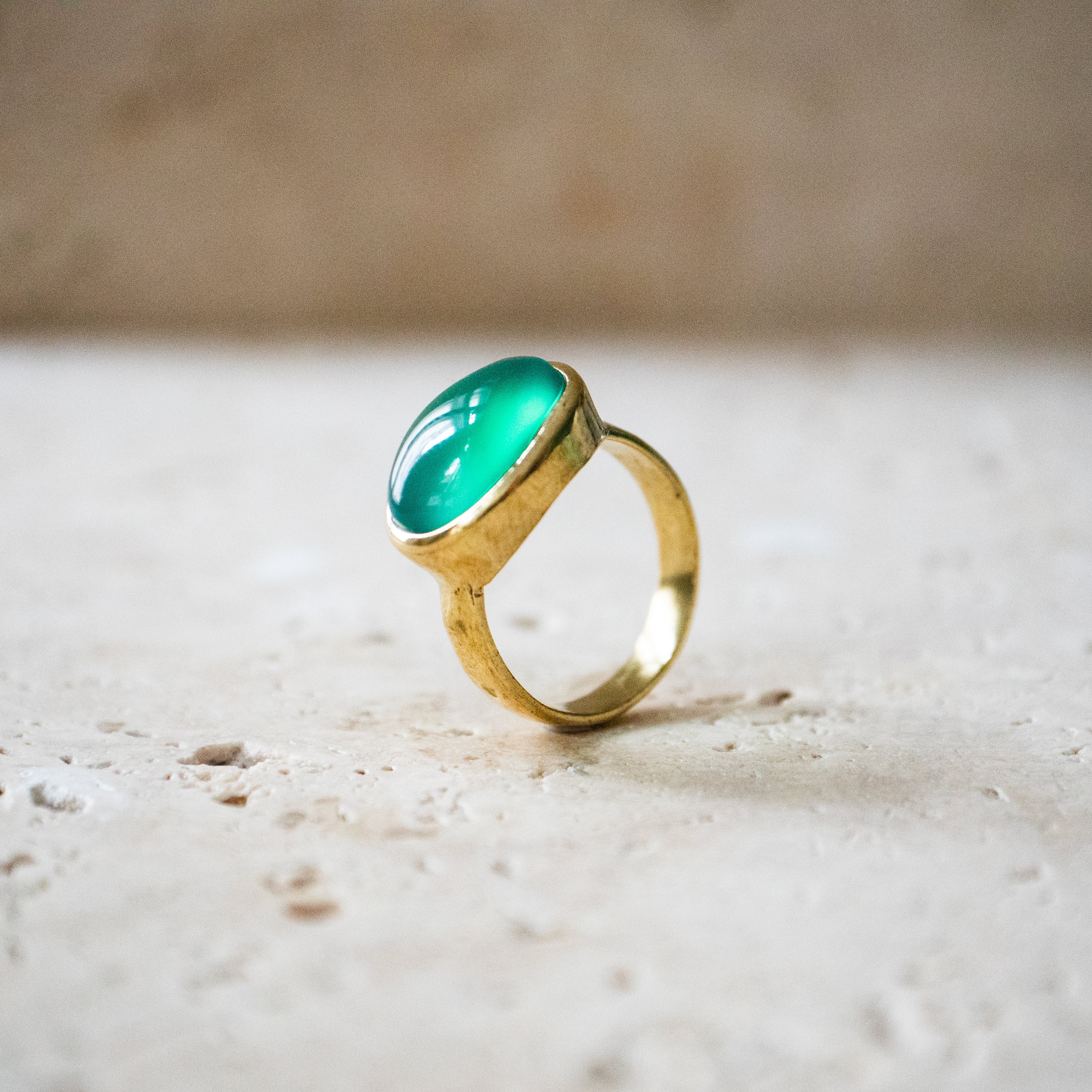 Großer ovaler Ring mit grünem Onyx gold - Nooe UG