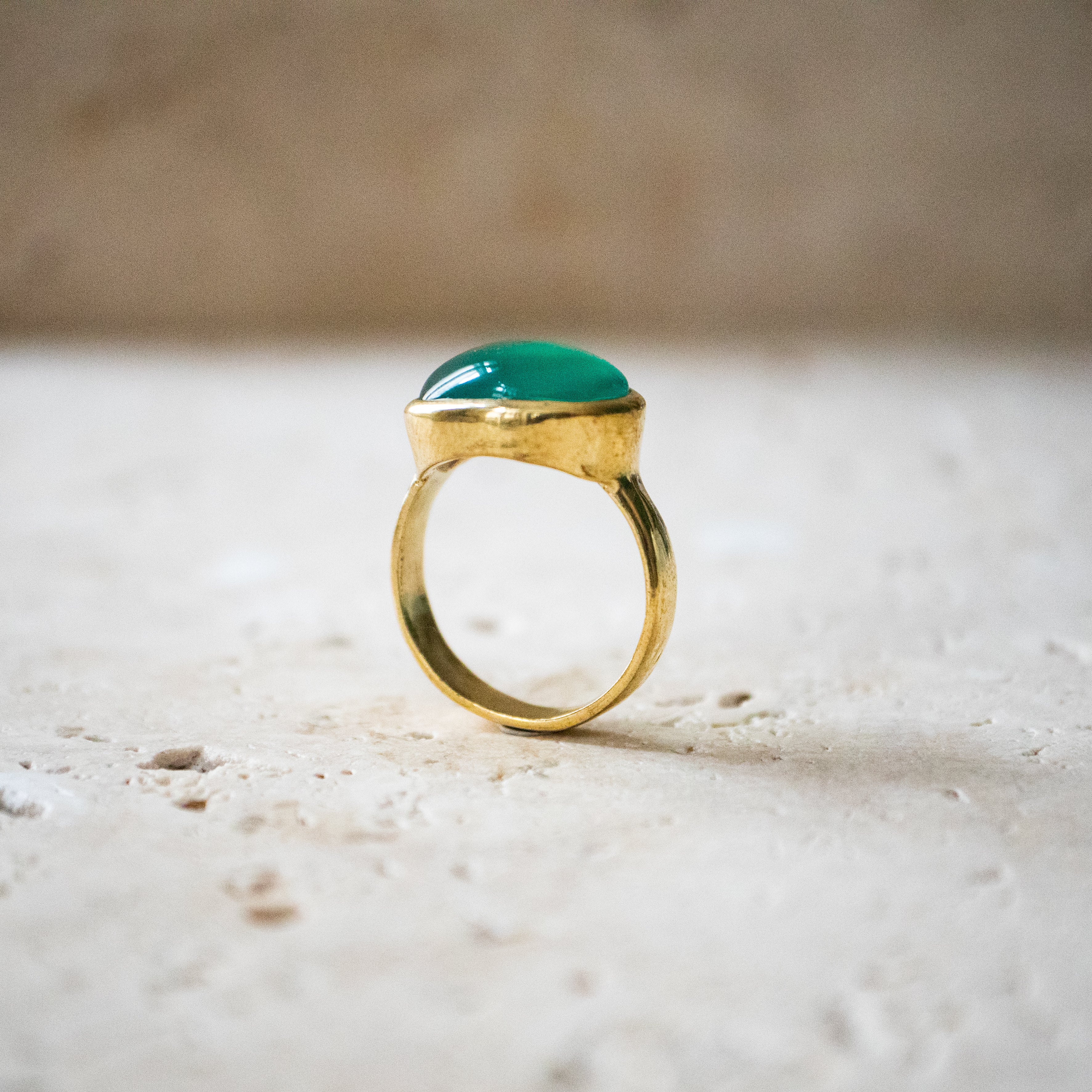 Großer ovaler Ring mit grünem Onyx gold - Nooe UG