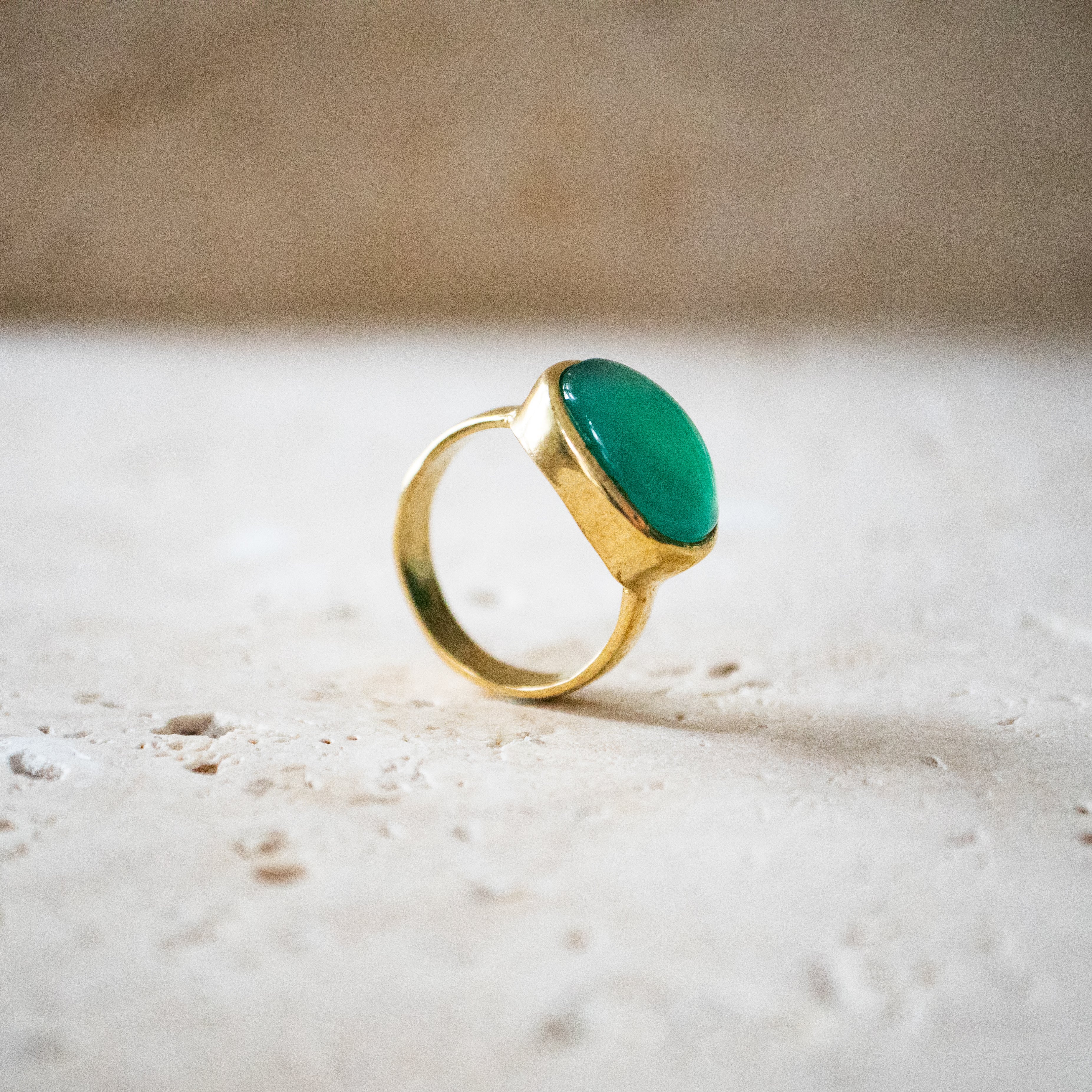 Großer ovaler Ring mit grünem Onyx gold - Nooe UG