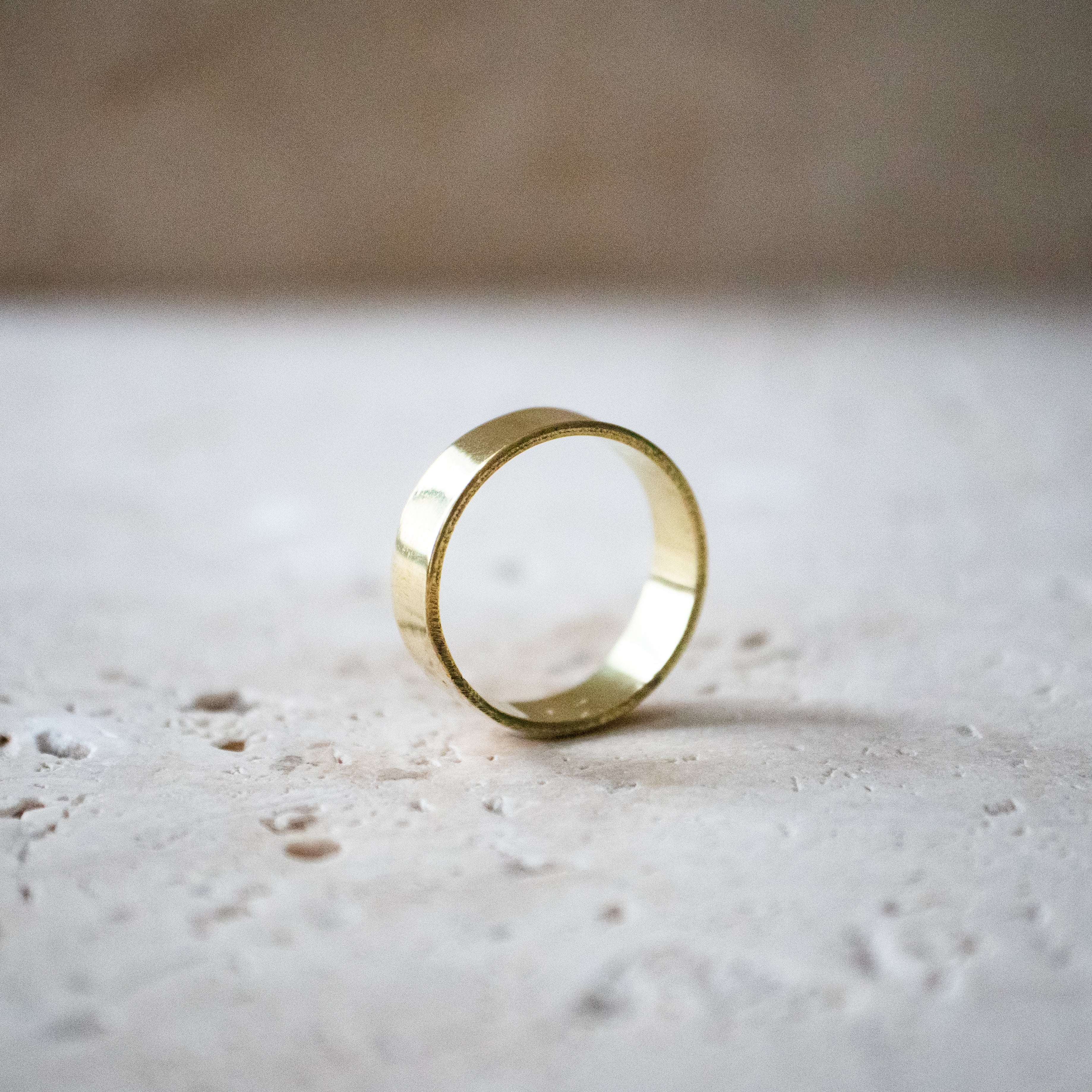 Breiter simpler Ring aus Messing gold handgemacht - Nooe UG
