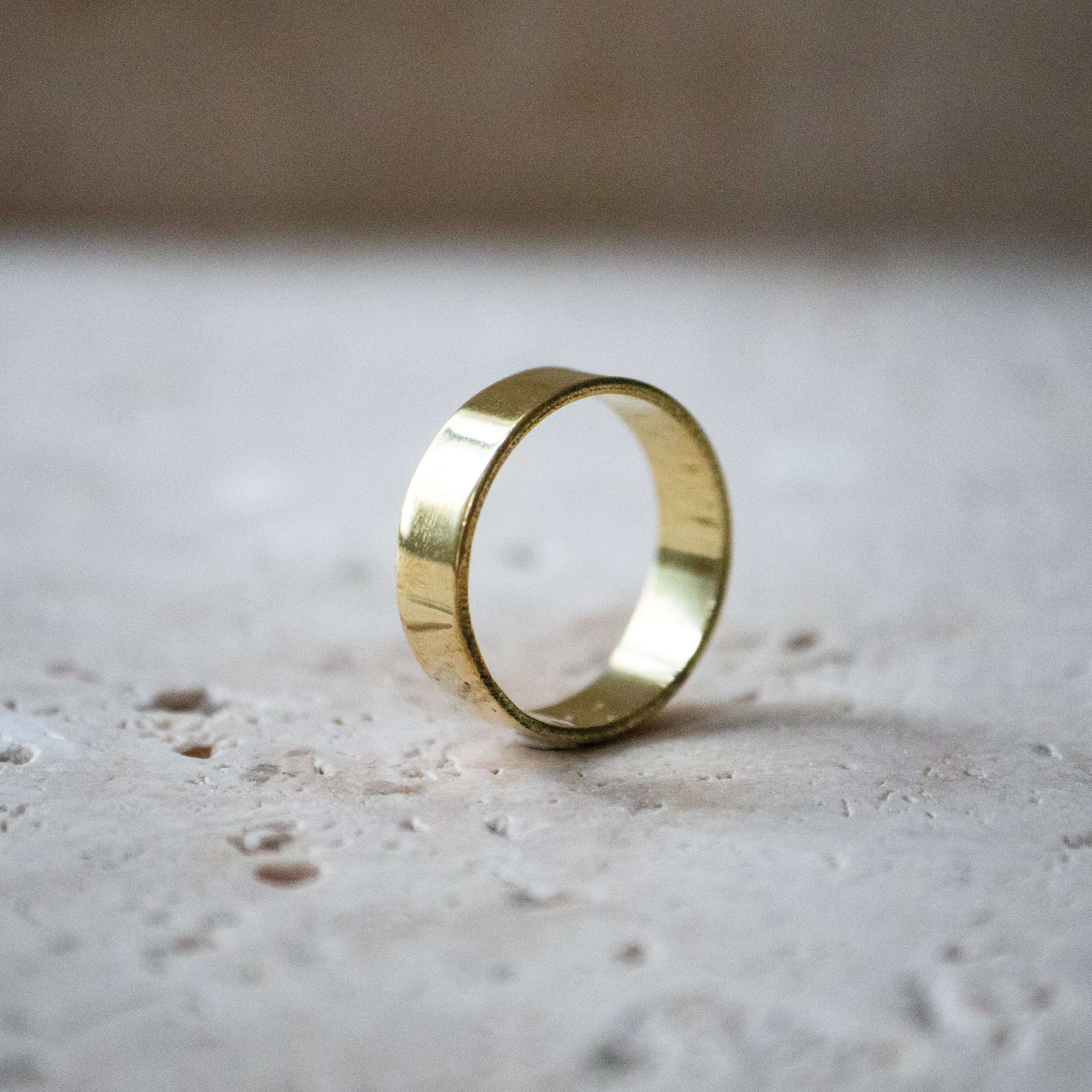 Breiter simpler Ring aus Messing gold handgemacht - Nooe UG