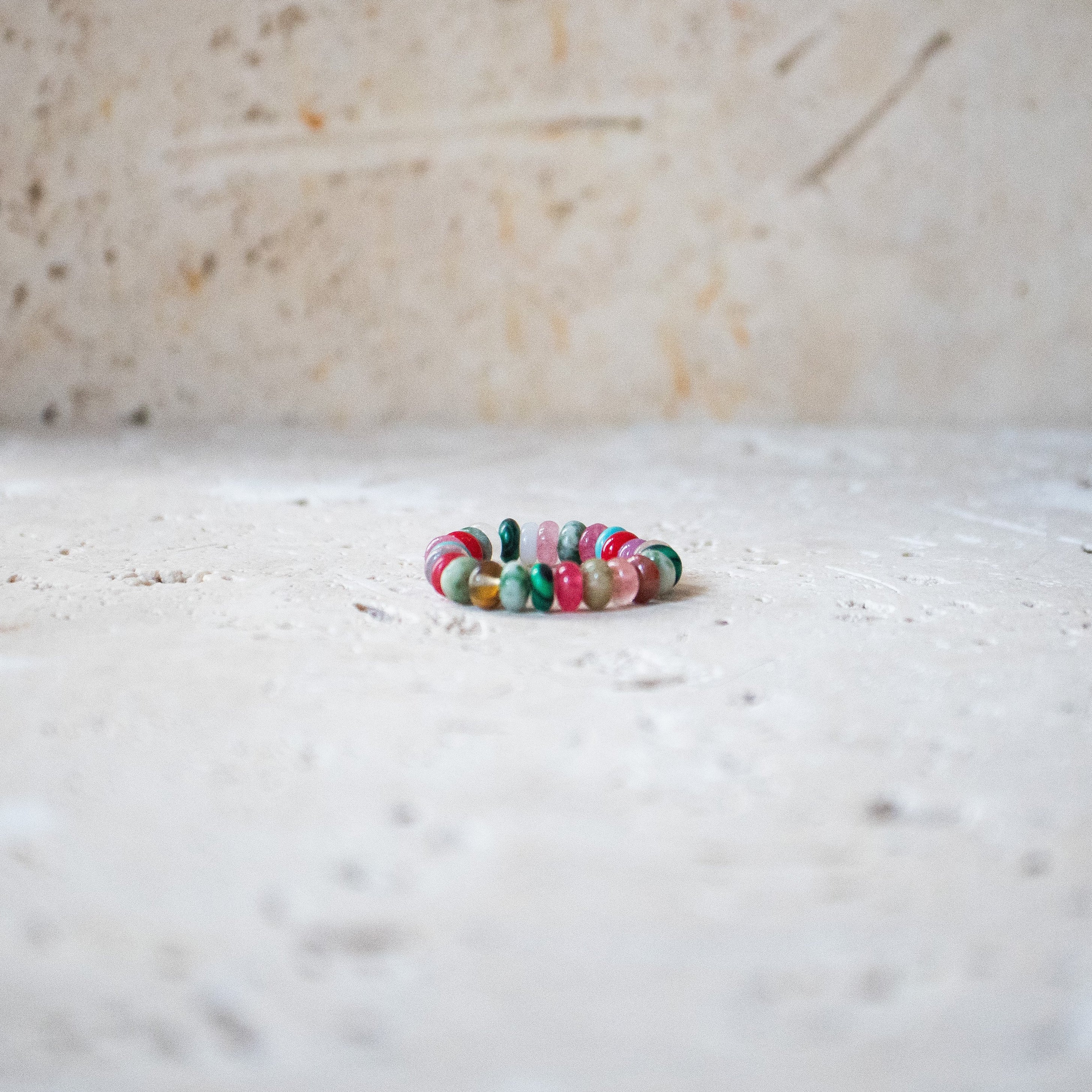 Regenbogen-Ring – Handgefertigter Ring mit bunten Edelsteinen auf Gummiband - Nooe UG