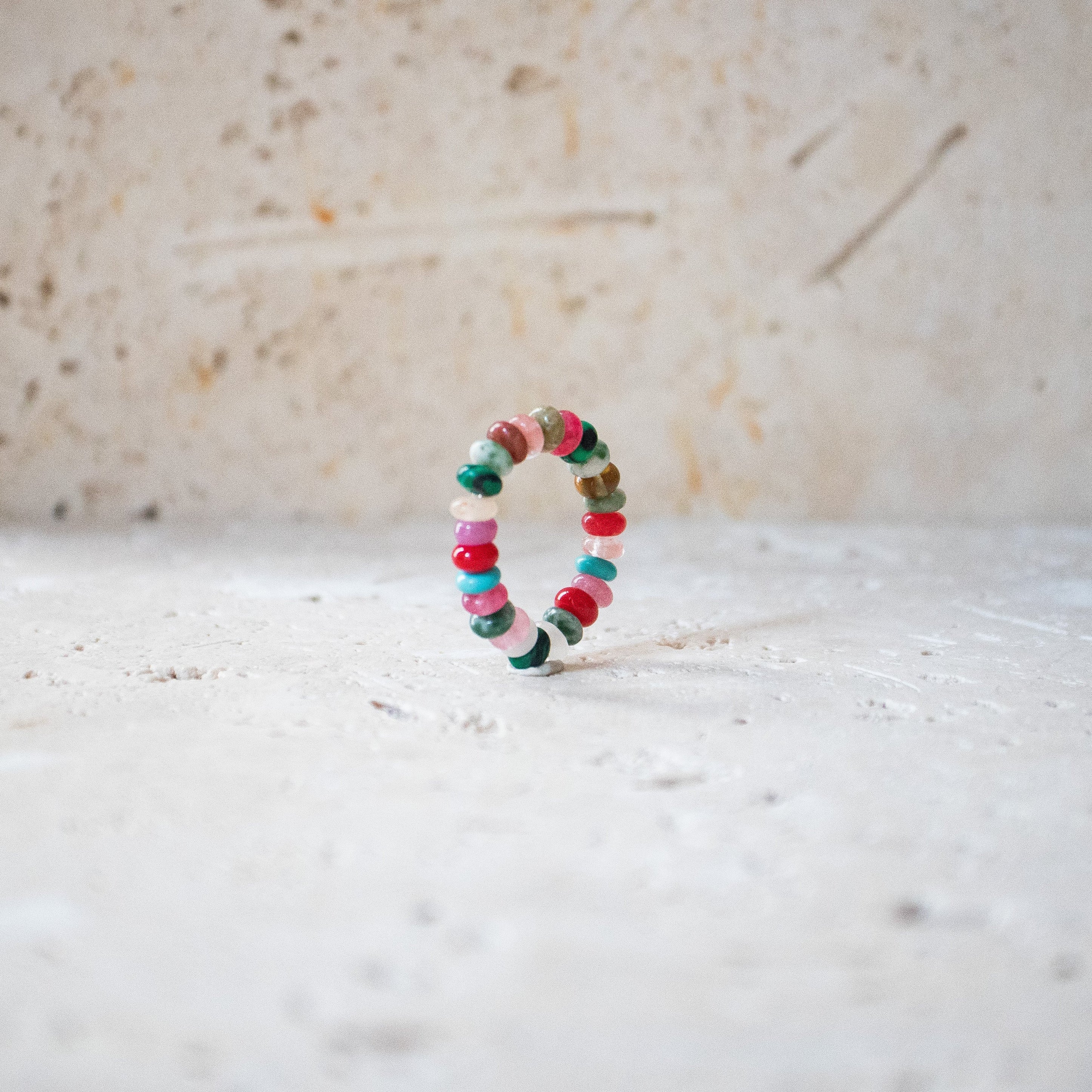 Regenbogen-Ring – Handgefertigter Ring mit bunten Edelsteinen auf Gummiband - Nooe UG