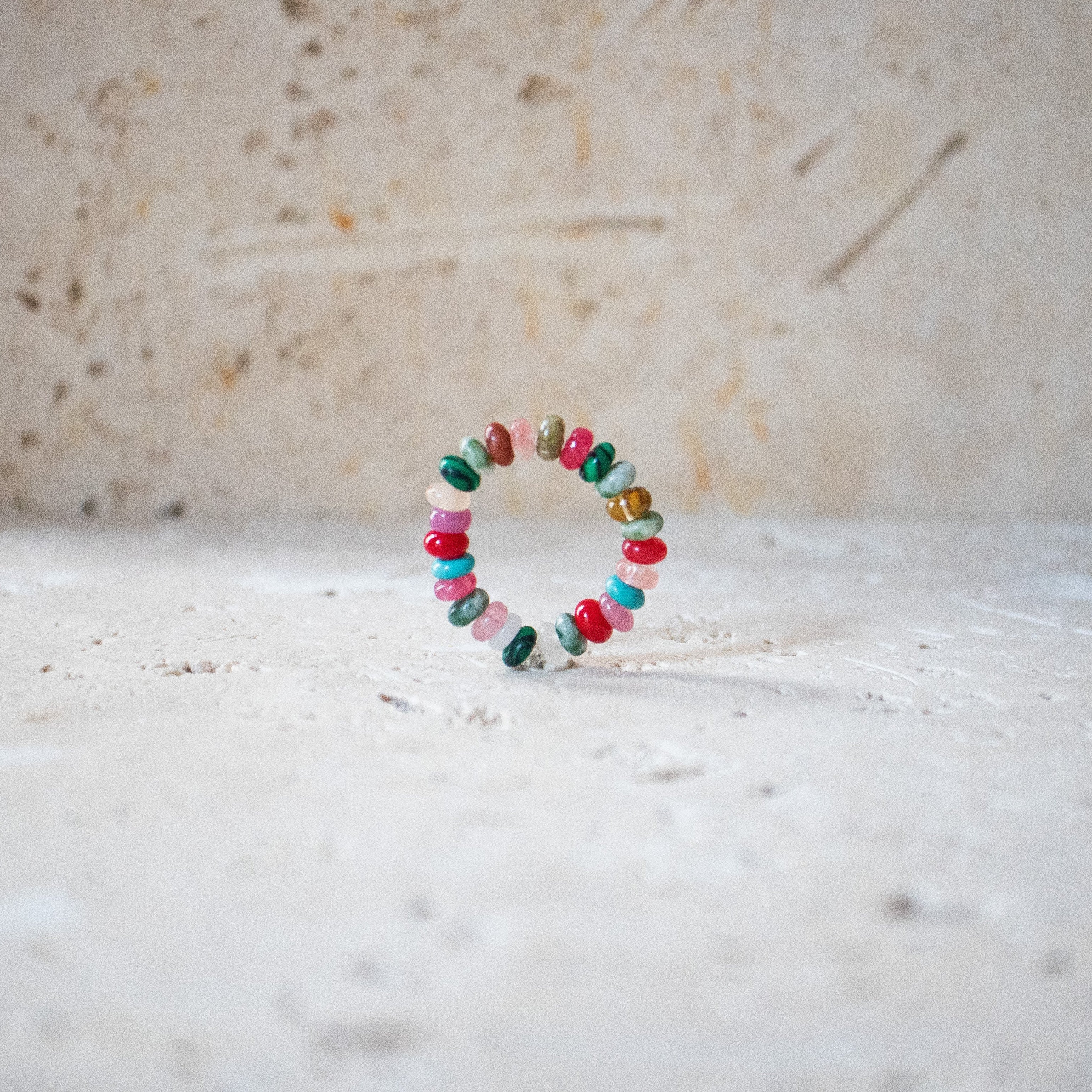 Regenbogen-Ring – Handgefertigter Ring mit bunten Edelsteinen auf Gummiband - Nooe UG