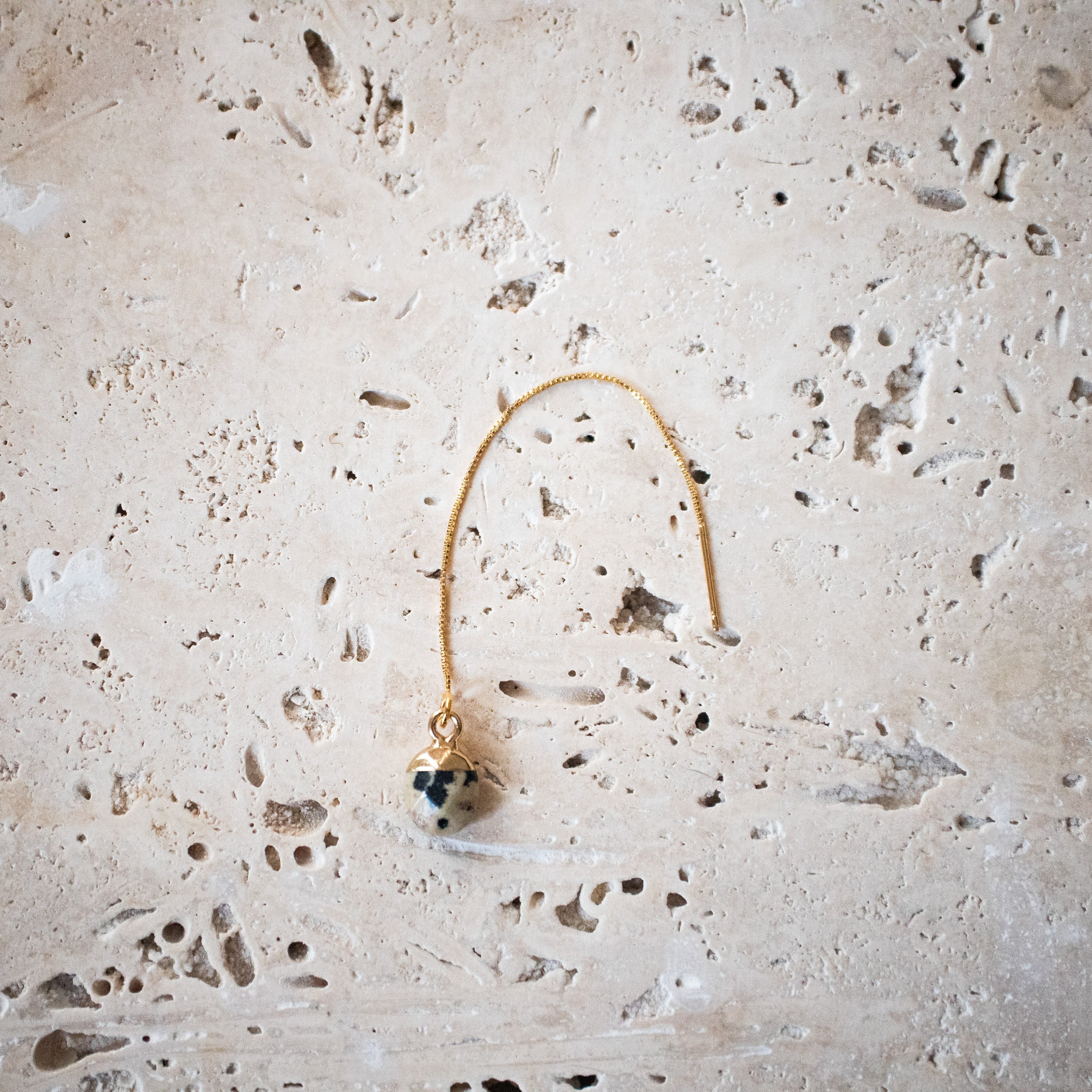 Ohrring Einfädler mit Dalmatiner Jaspis Edelstein oval vergoldet / faccettierter Threader Hängeohrring Leo Muster handgemacht - Nooe UG