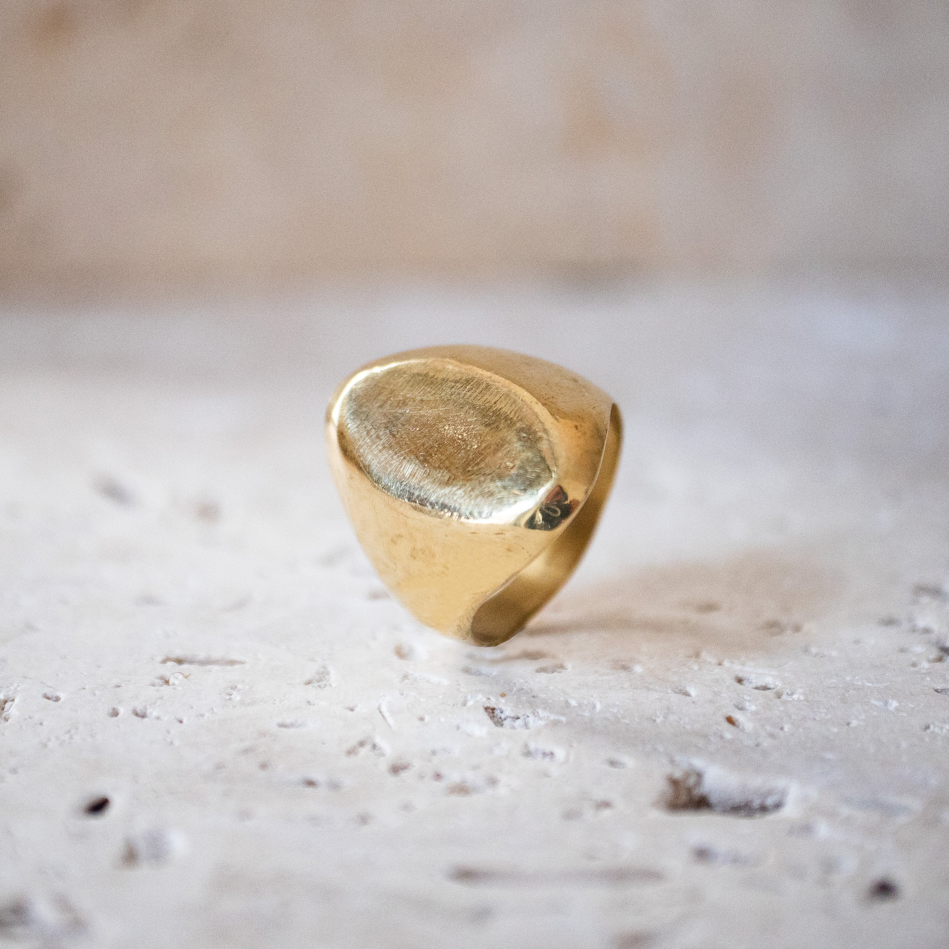 Großer ovaler Siegelring gold | Goldener Siegelring augenförmig handgemacht - Nooe UG