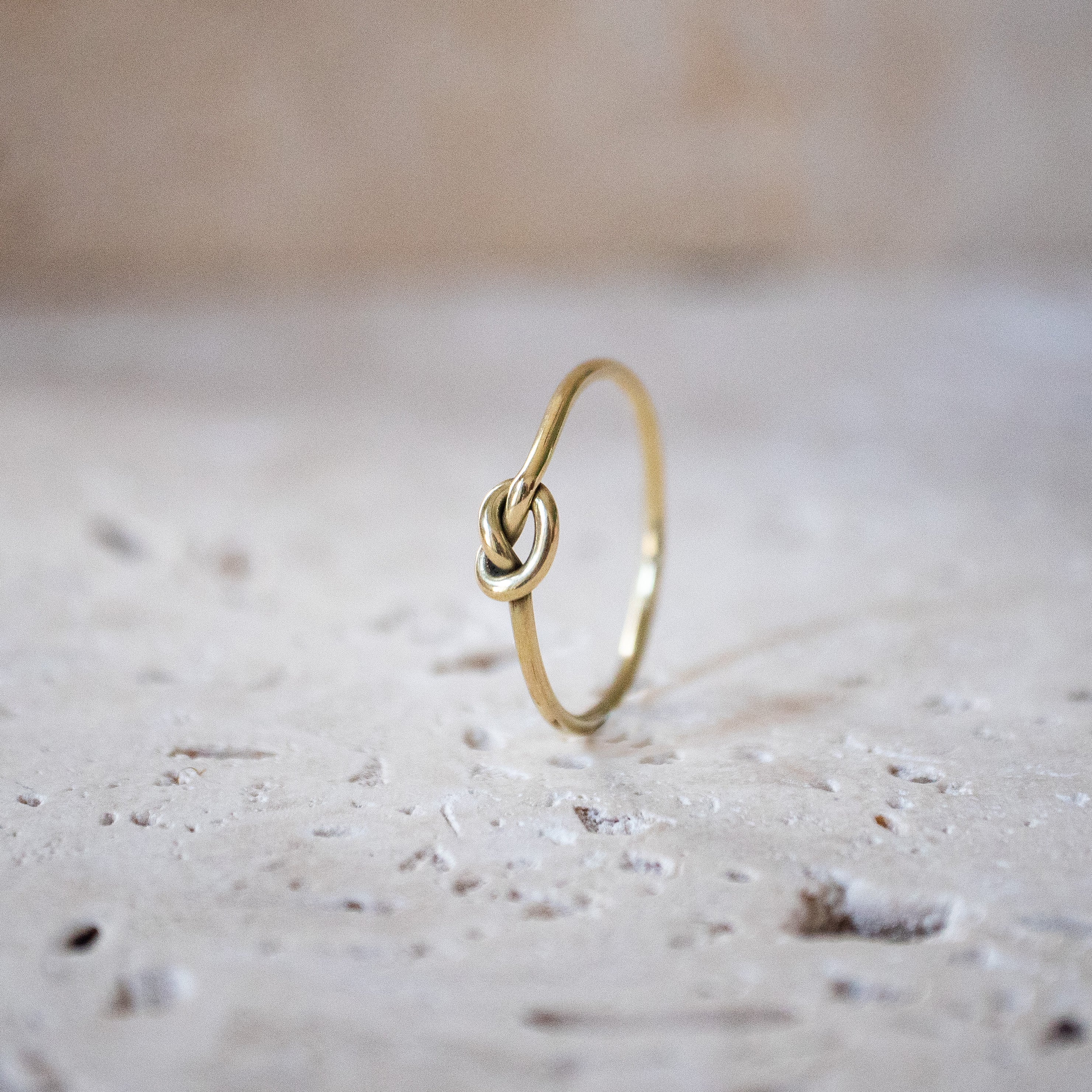 Feiner Ring mit Knoten gold handgemacht - Brezel Stapelring aus Messing - Nooe UG