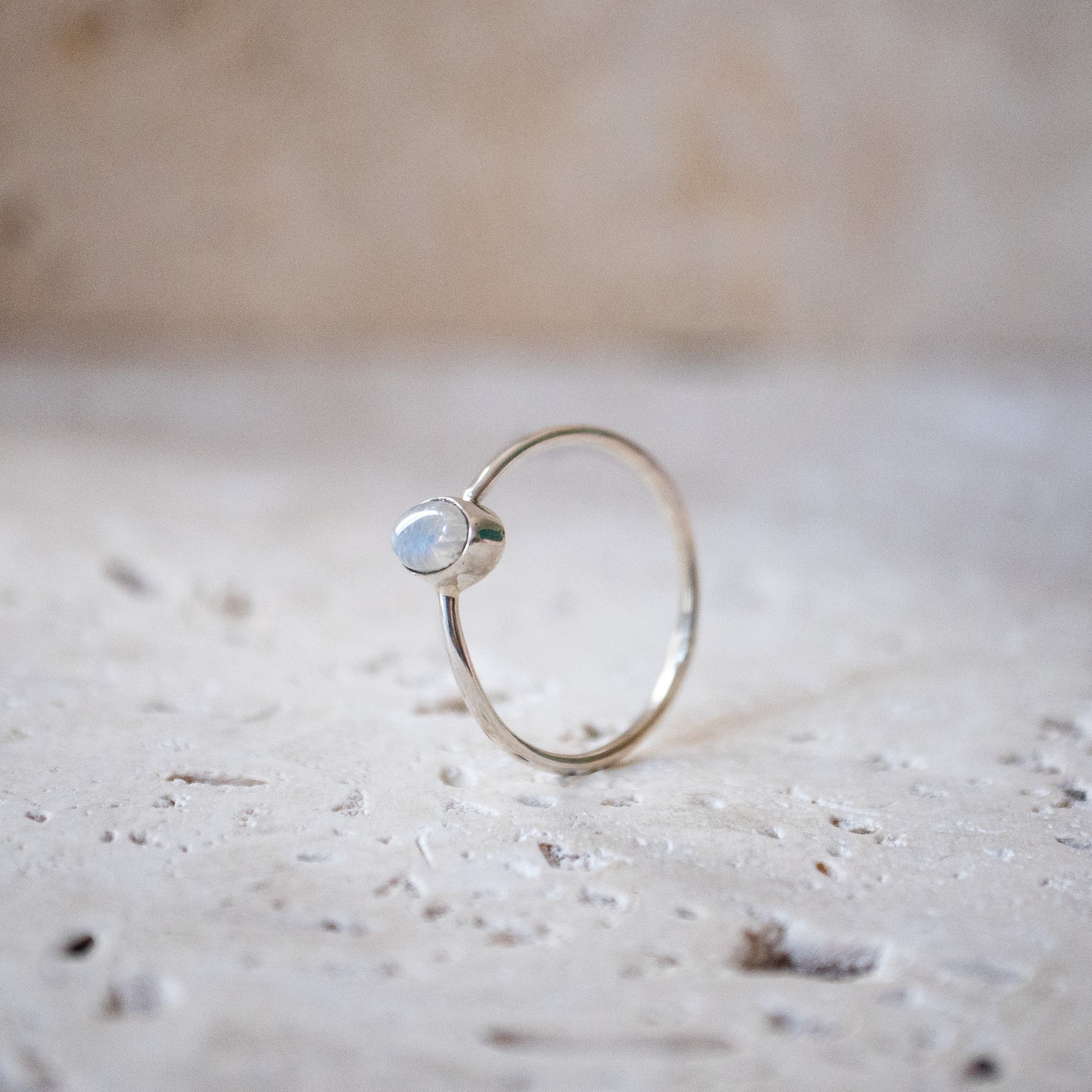 Feiner Mondstein Ring mit ovalem Stein 925 Sterling Silber handgemacht - Nooe UG