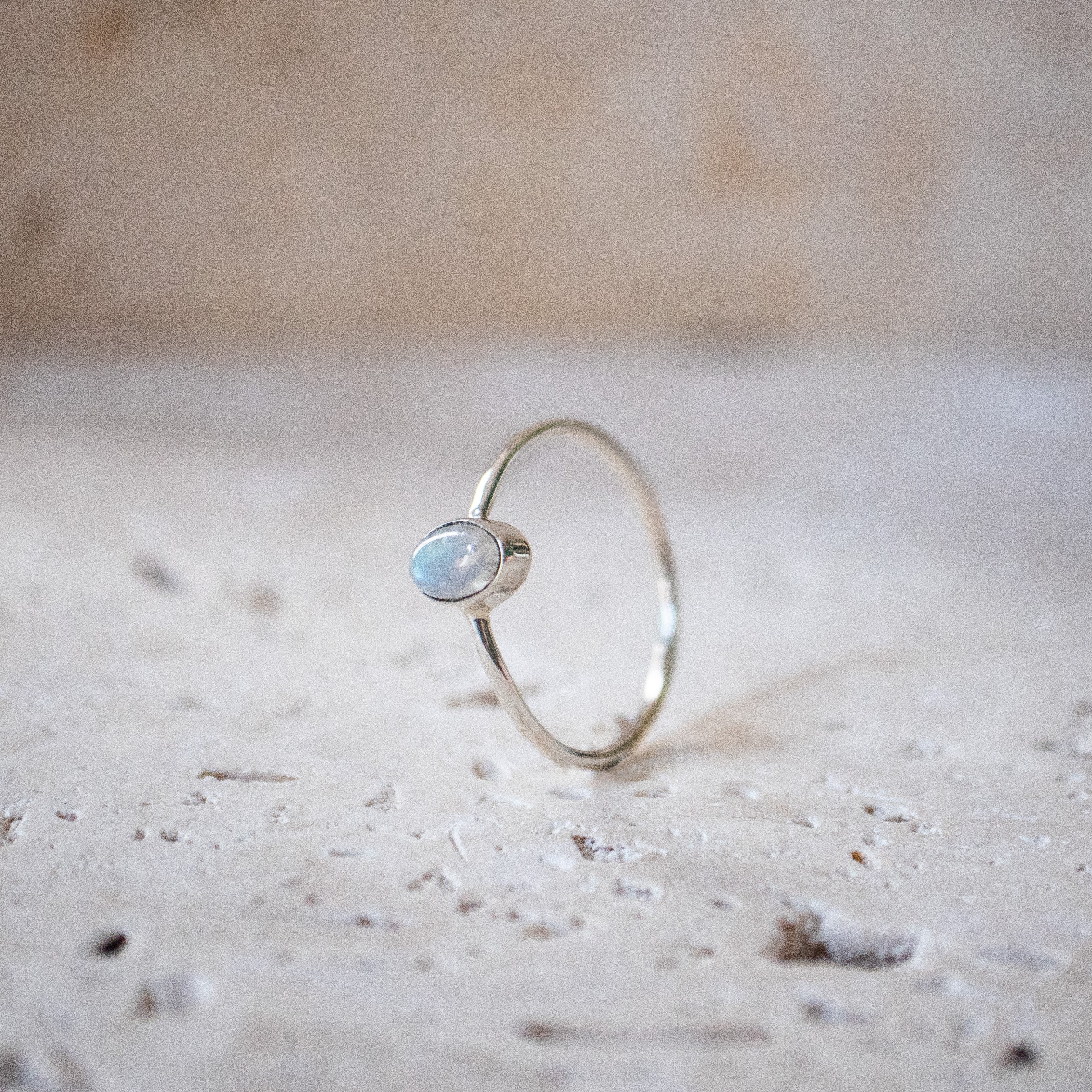 Feiner Mondstein Ring mit ovalem Stein 925 Sterling Silber handgemacht - Nooe UG
