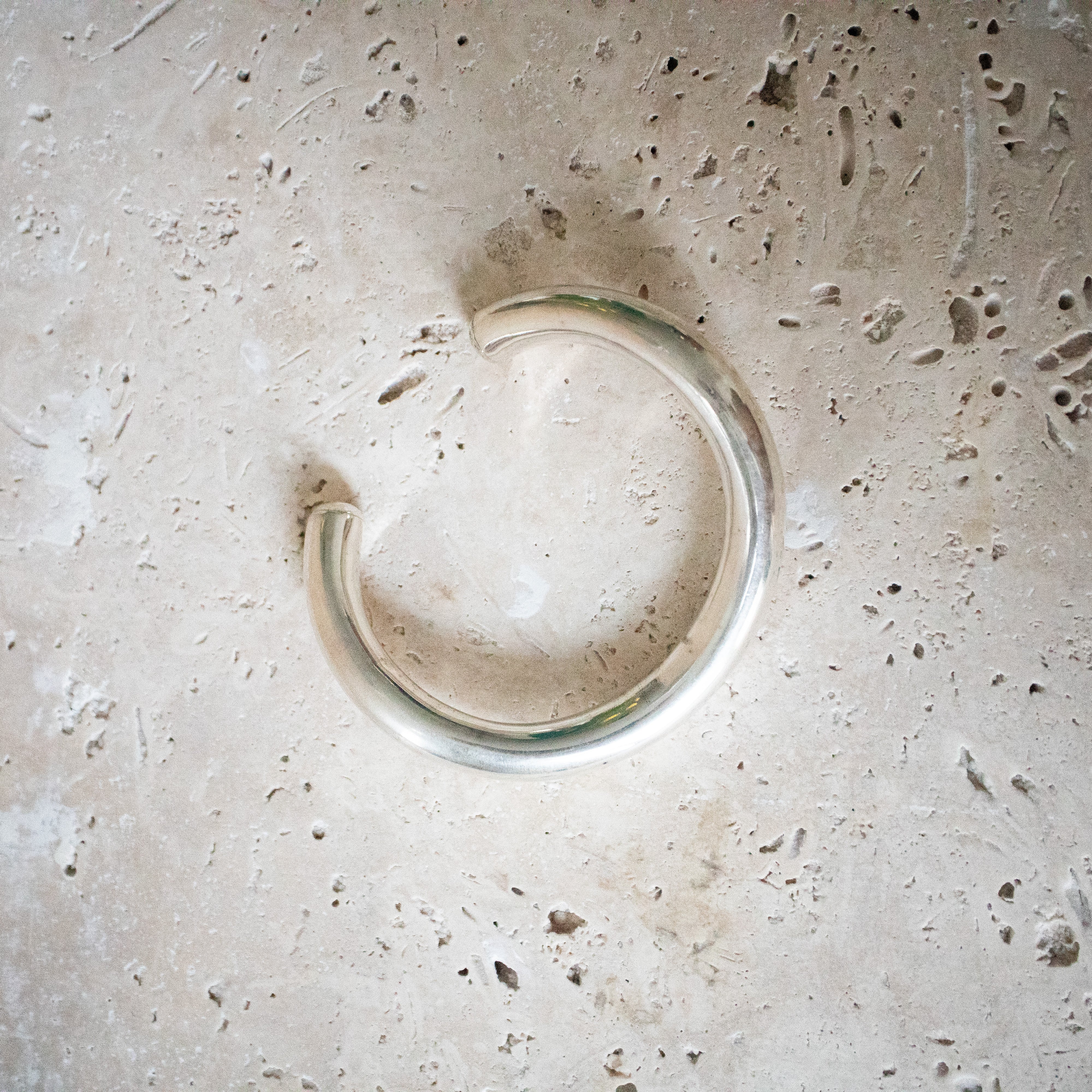 Breiter Handgemachter Armreif aus 925 Sterling Silber – Rundes Design - Nooe UG