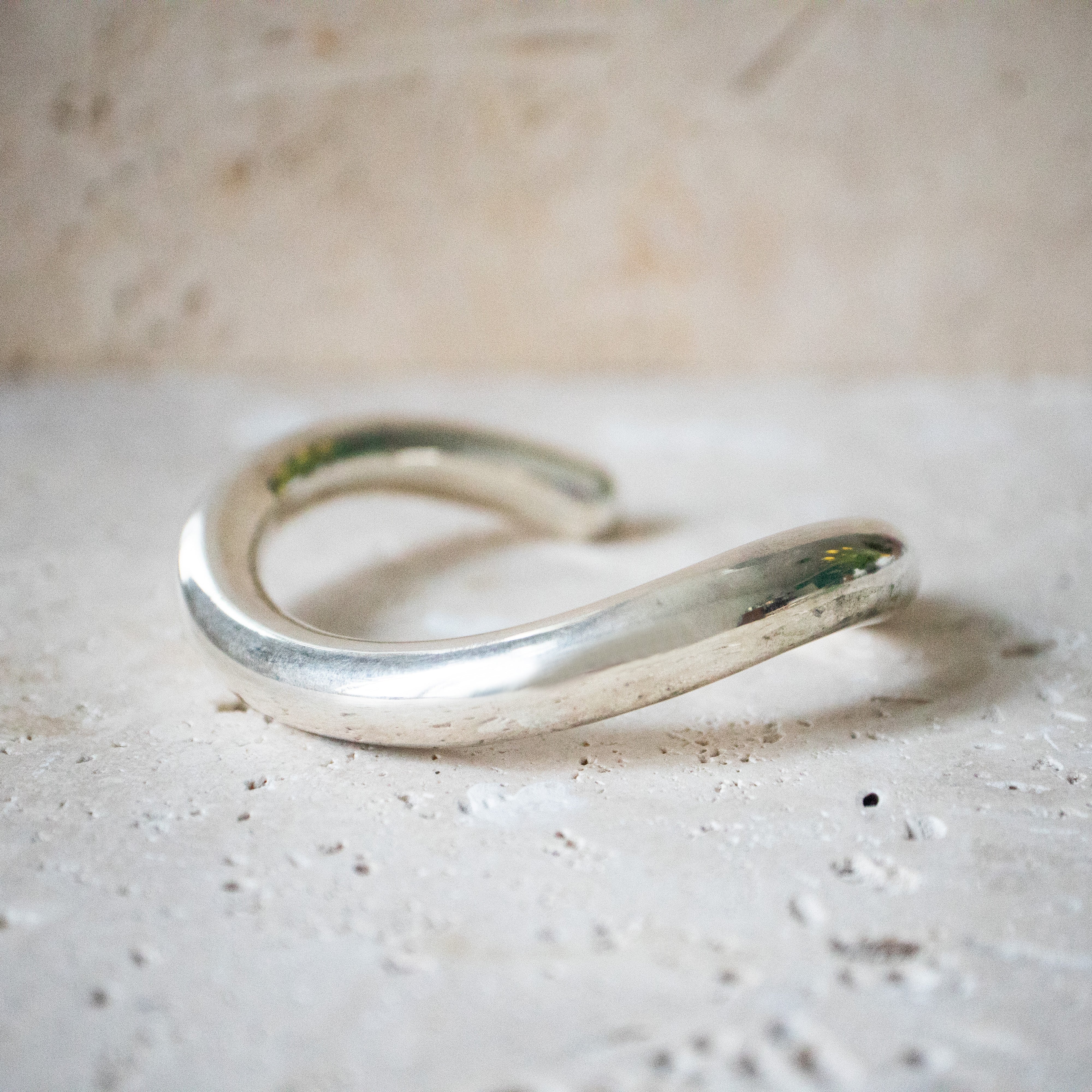 Breiter Handgemachter Armreif aus 925 Sterling Silber – Rundes Design - Nooe UG