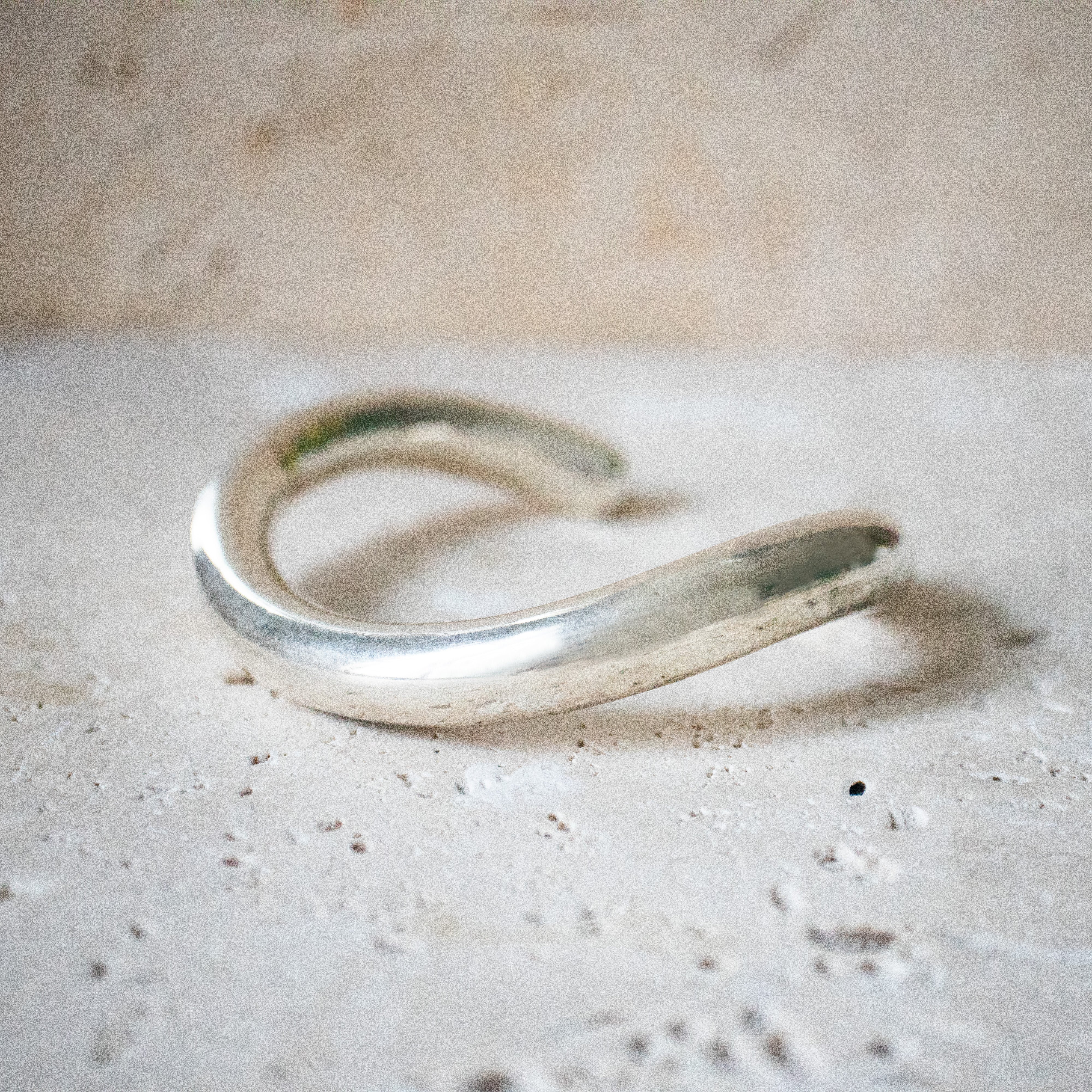 Breiter Handgemachter Armreif aus 925 Sterling Silber – Rundes Design - Nooe UG