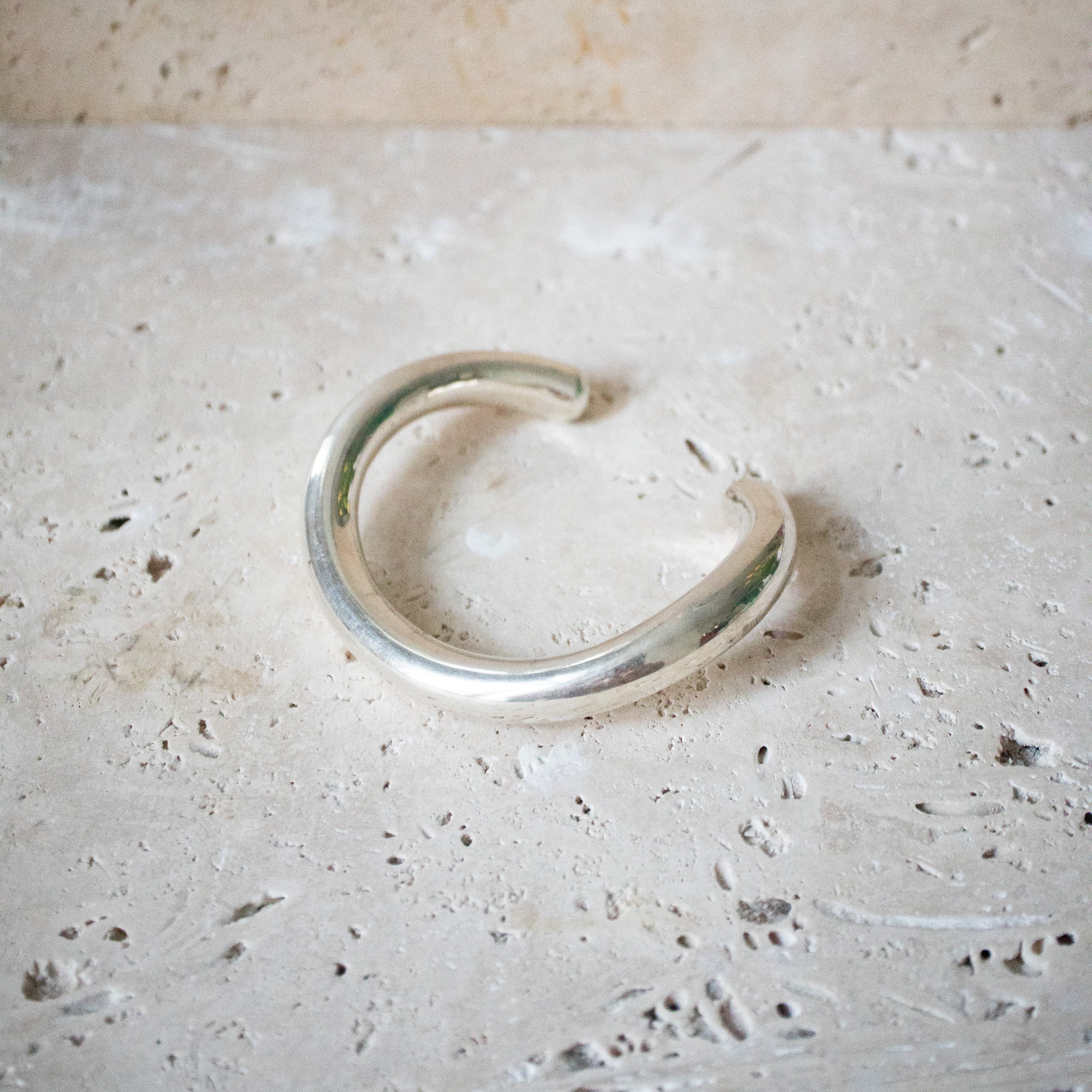 Breiter Handgemachter Armreif aus 925 Sterling Silber – Rundes Design - Nooe UG