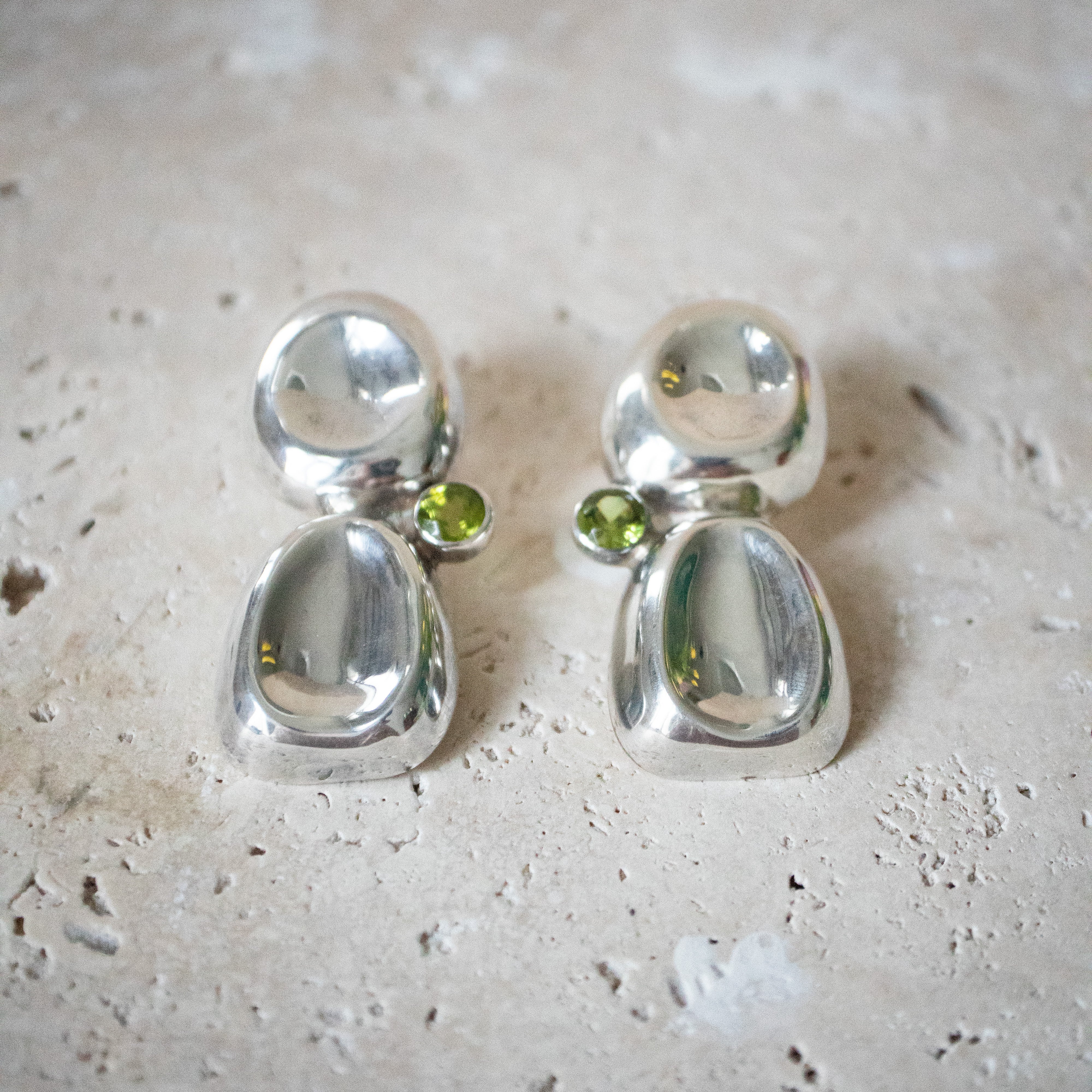 Große Chunky Ohrringe Stecker aus 925 Sterling Silber mit Peridot – Grüner Statement Stein - Nooe UG
