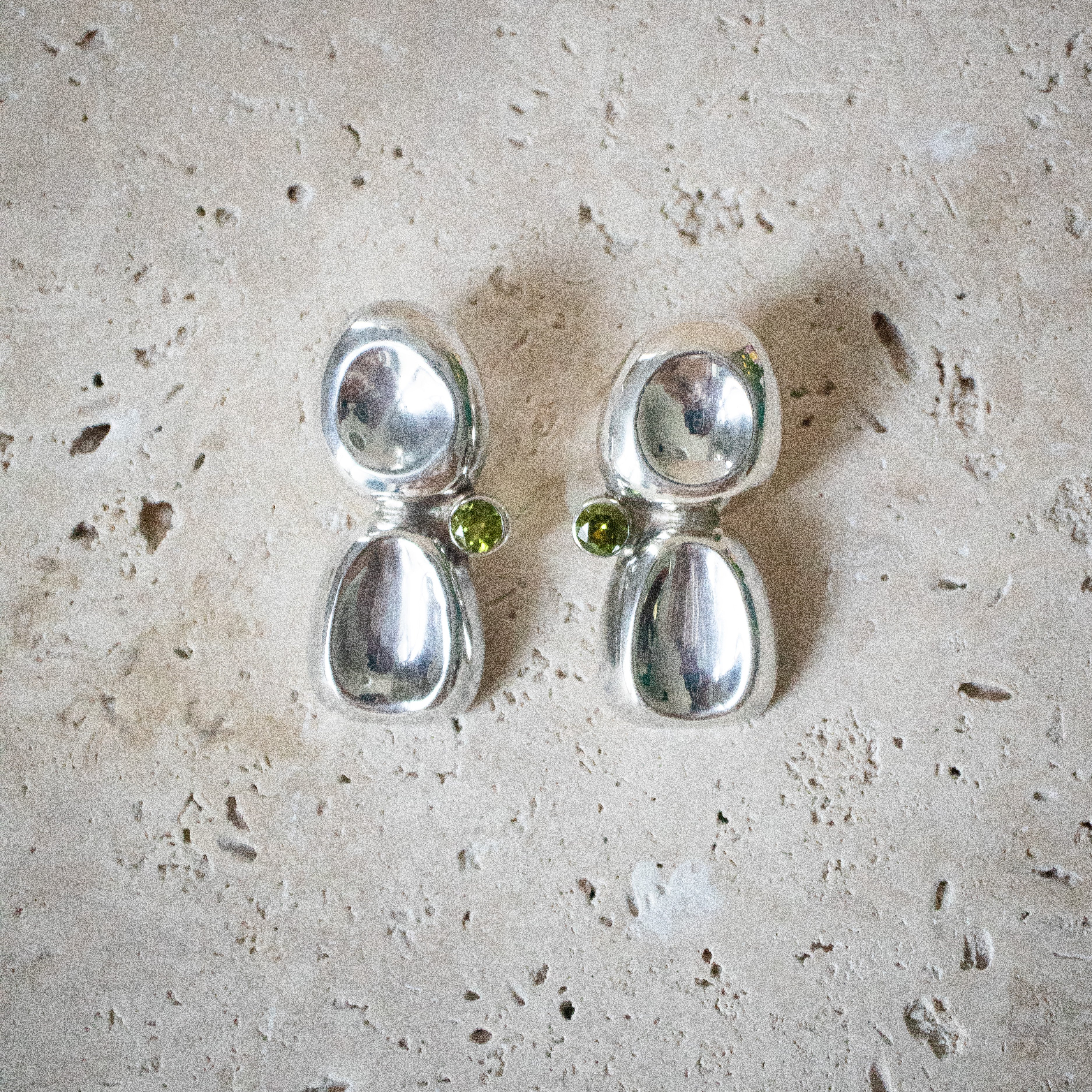 Große Chunky Ohrringe Stecker aus 925 Sterling Silber mit Peridot – Grüner Statement Stein - Nooe UG
