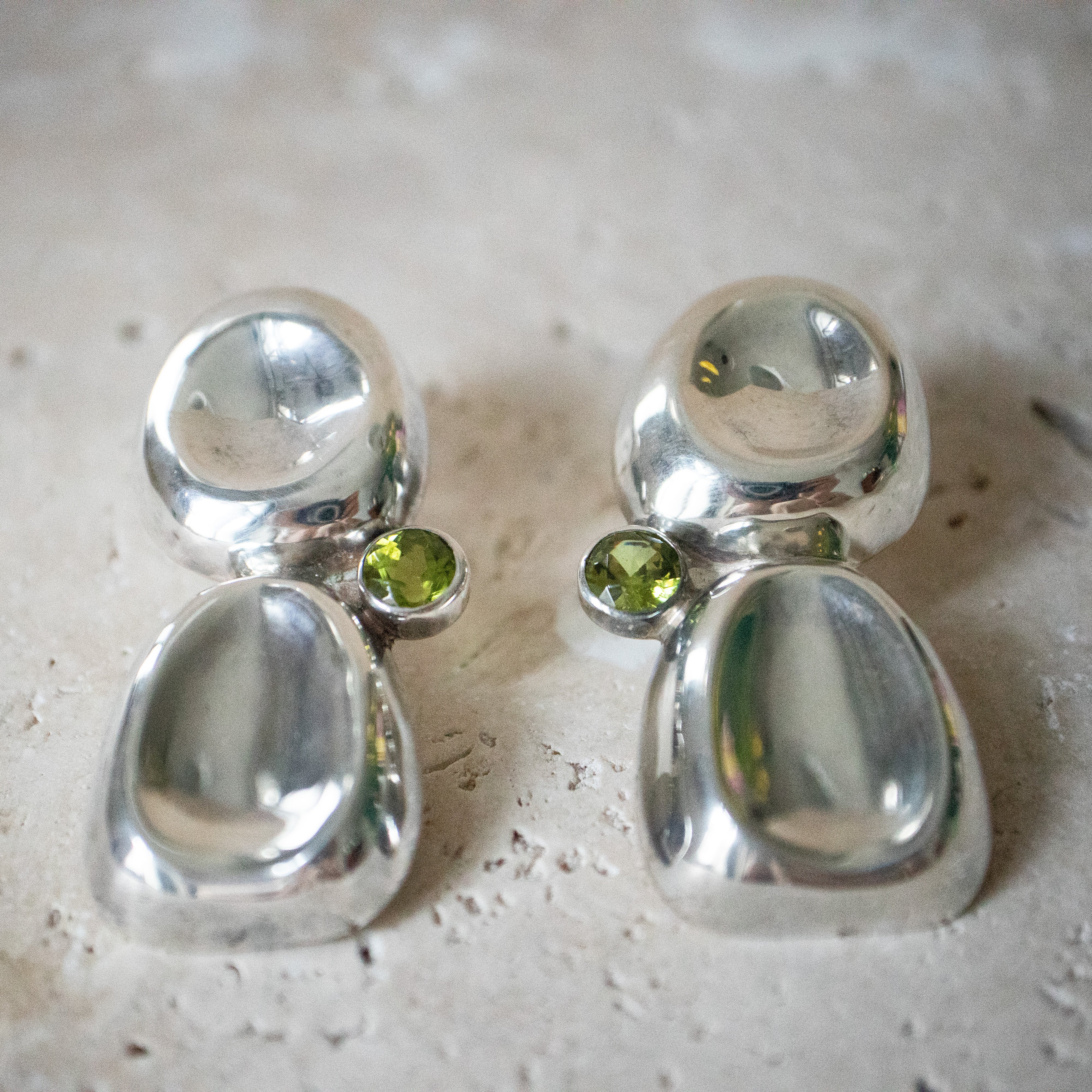 Große Chunky Ohrringe Stecker aus 925 Sterling Silber mit Peridot – Grüner Statement Stein - Nooe UG