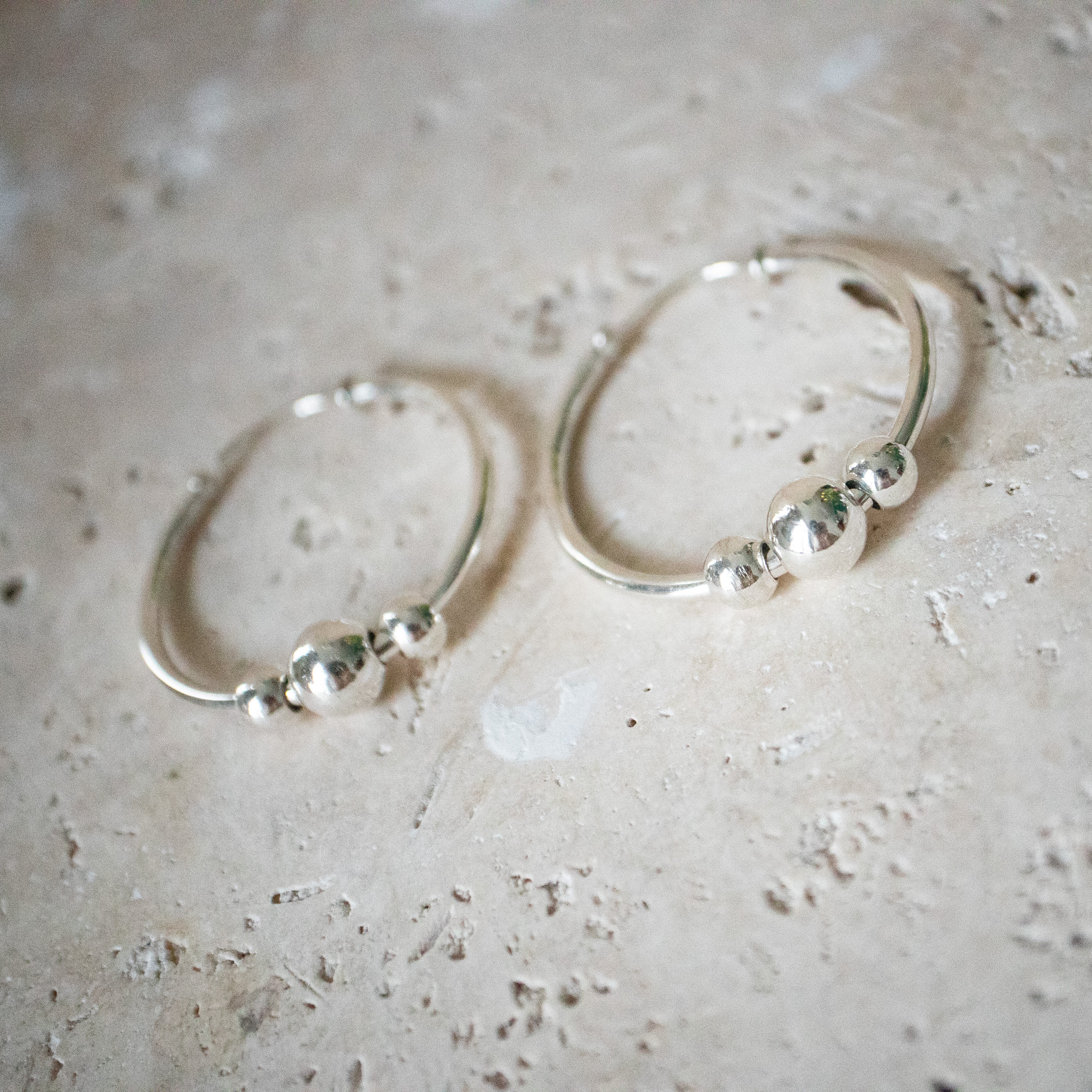 Creolen 3cm Ohrringe aus 925 Sterling Silber mit beweglichen Kugeln - Nooe UG