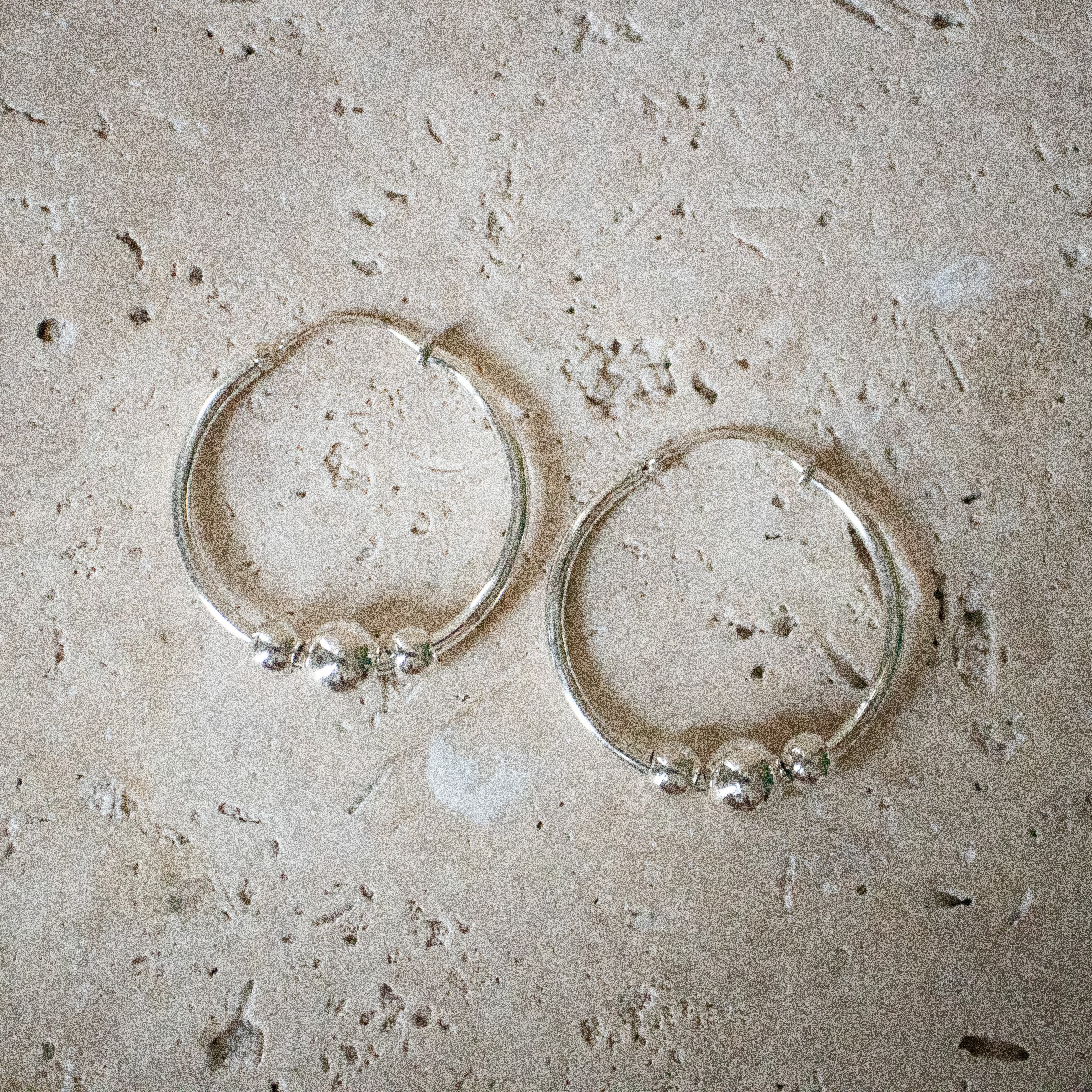 Creolen 3cm Ohrringe aus 925 Sterling Silber mit beweglichen Kugeln - Nooe UG