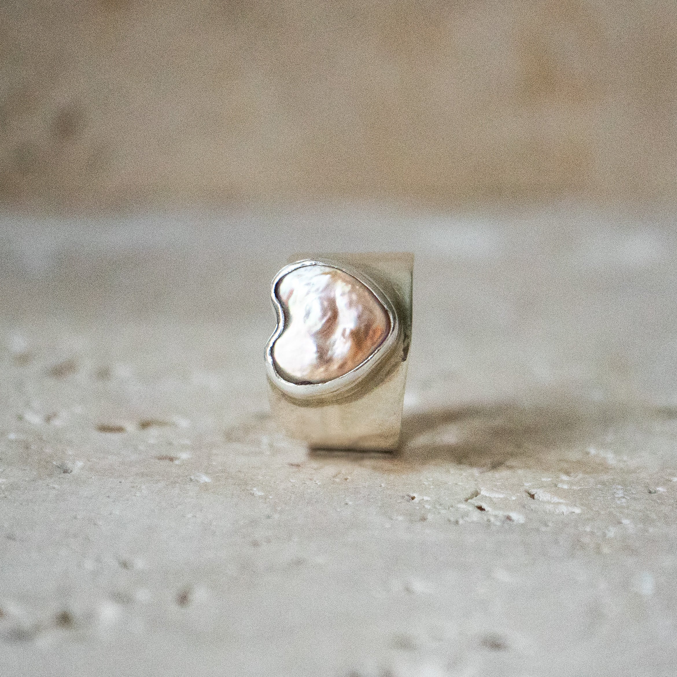 Breiter Siegelring mit Herz aus 925 Sterling Silber mit natürlicher Süßwasserperle - Nooe UG