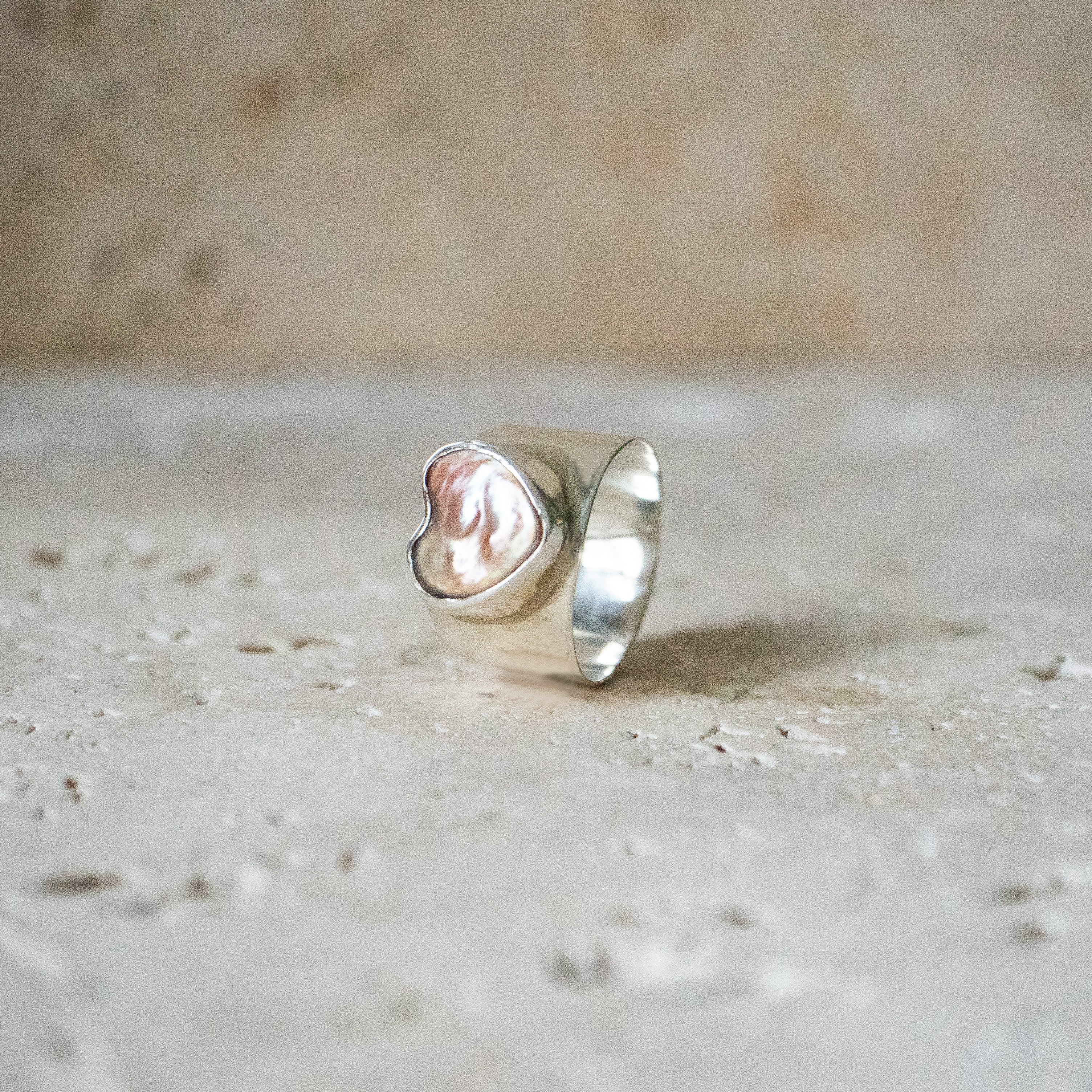 Breiter Siegelring mit Herz aus 925 Sterling Silber mit natürlicher Süßwasserperle - Nooe UG