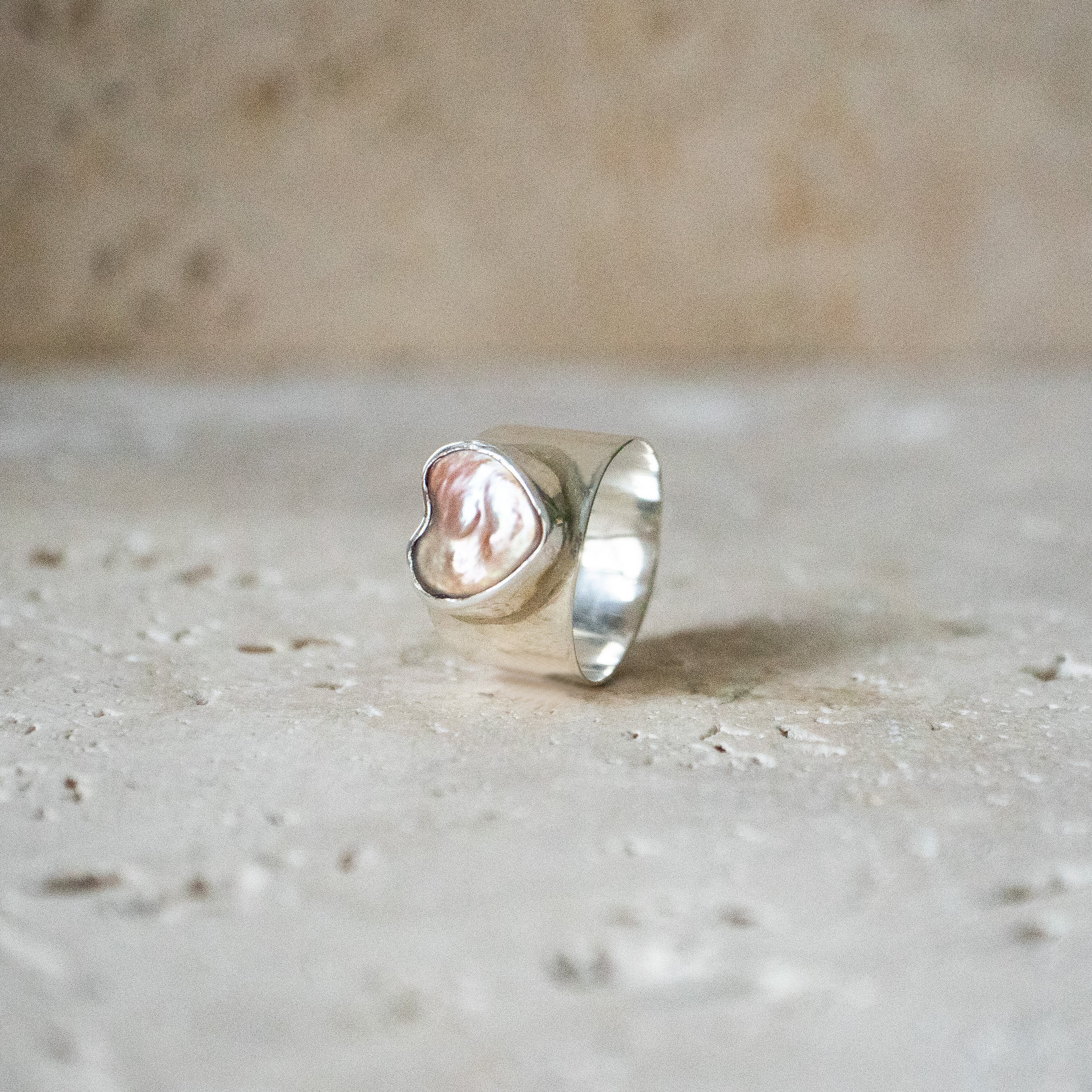 Breiter Siegelring mit Herz aus 925 Sterling Silber mit natürlicher Süßwasserperle - Nooe UG