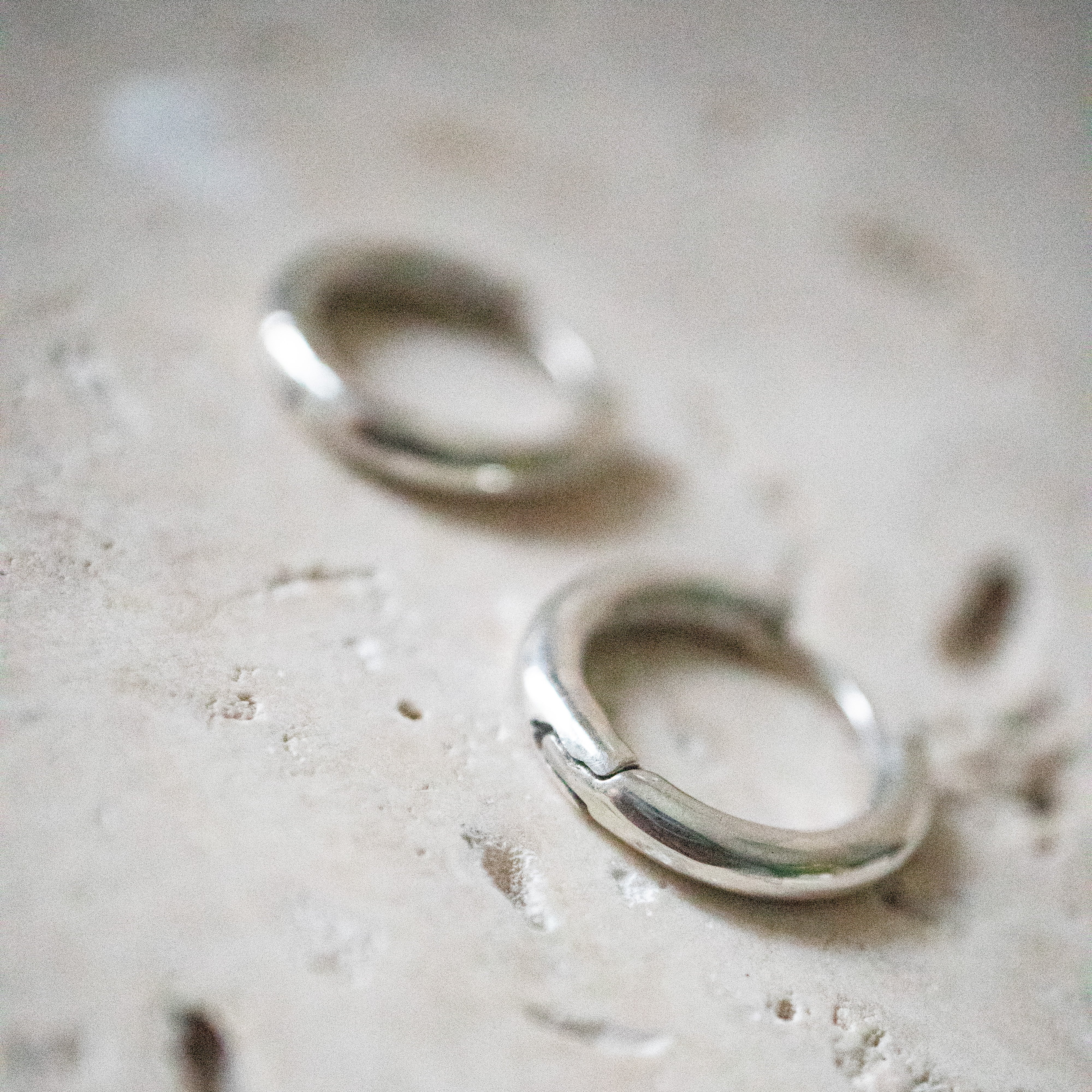 Huggie Creolen – Kleine Ohrringe aus 925 Sterling Silber, handgemacht - Nooe UG