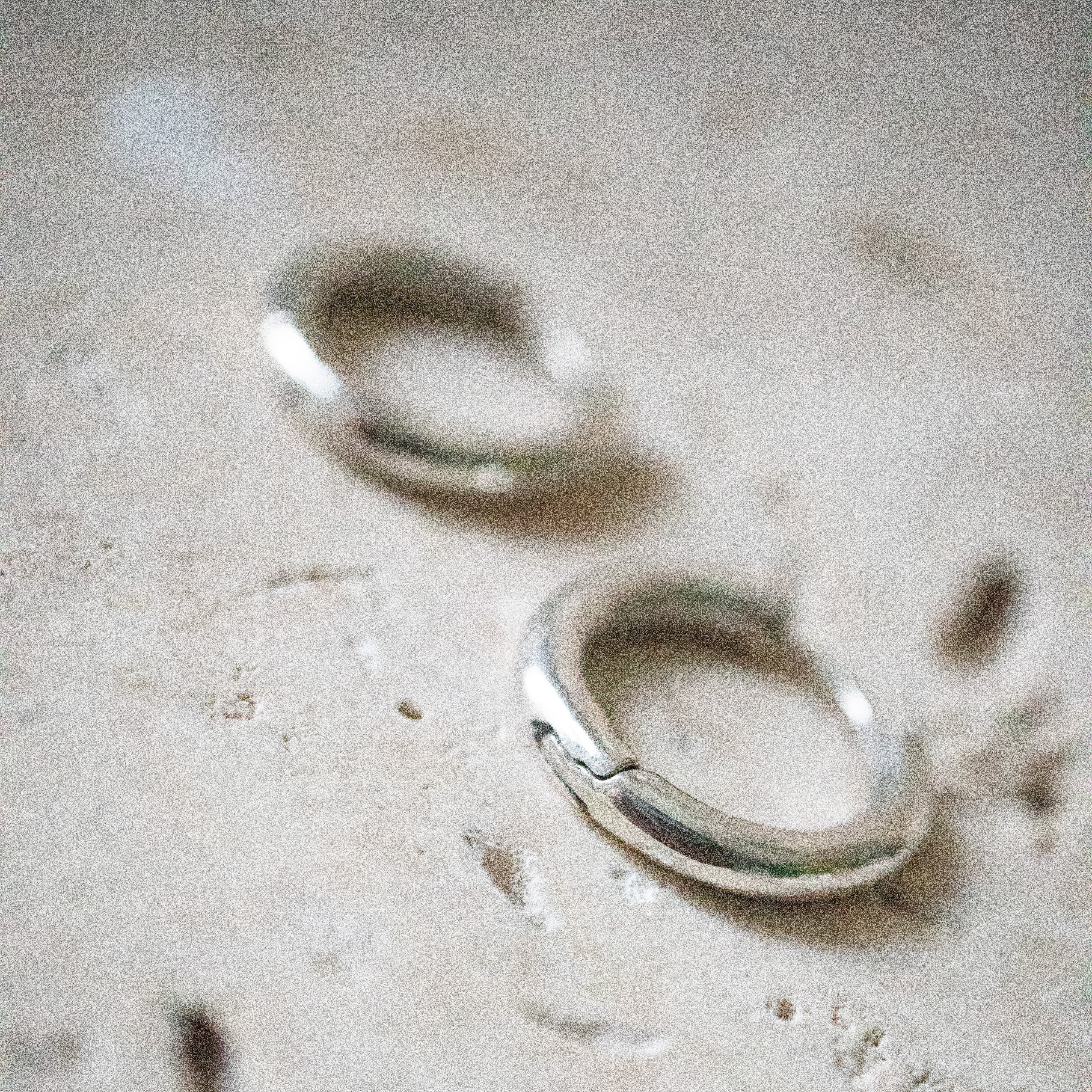 Huggie Creolen – Kleine Ohrringe aus 925 Sterling Silber, handgemacht - Nooe UG