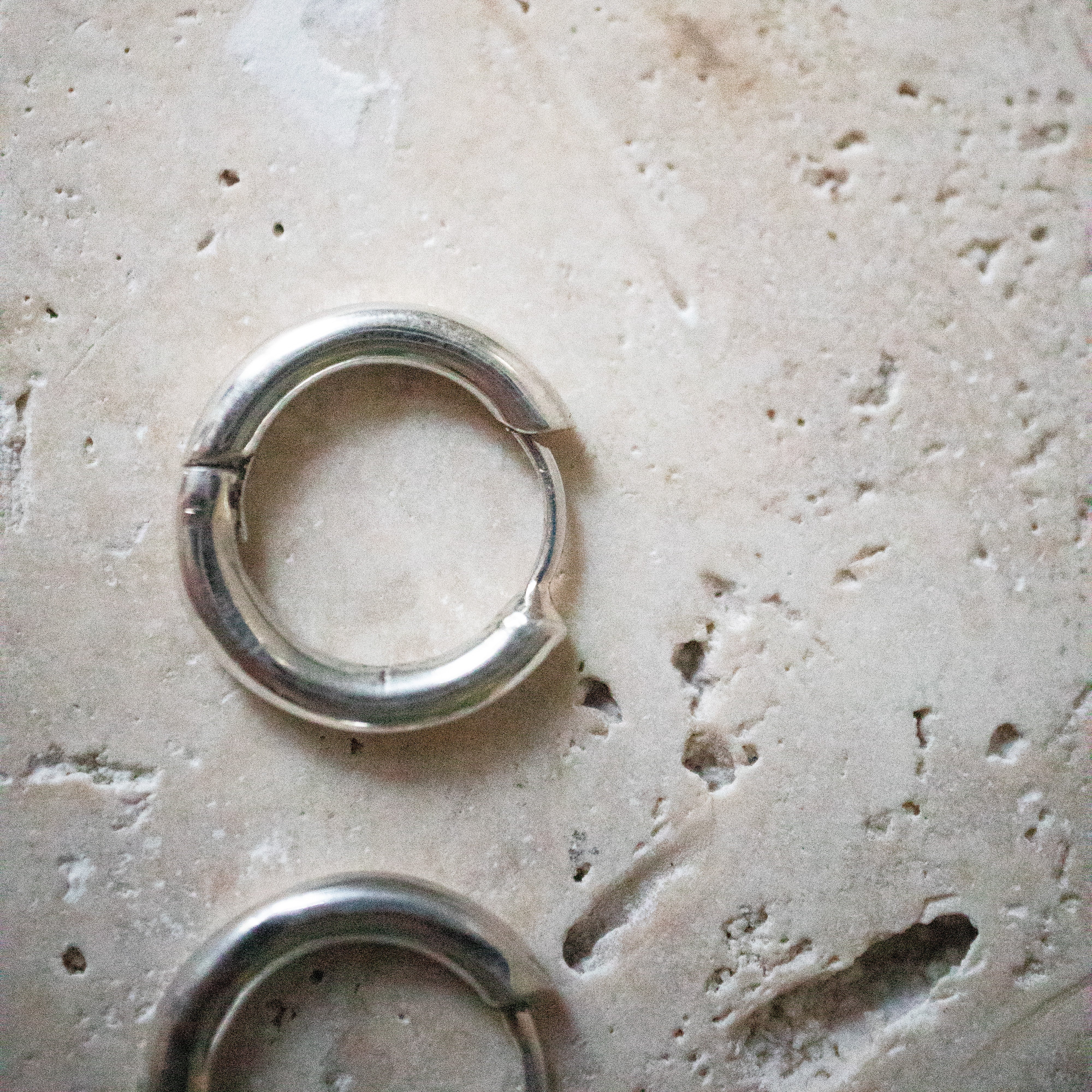 Huggie Creolen – Kleine Ohrringe aus 925 Sterling Silber, handgemacht - Nooe UG