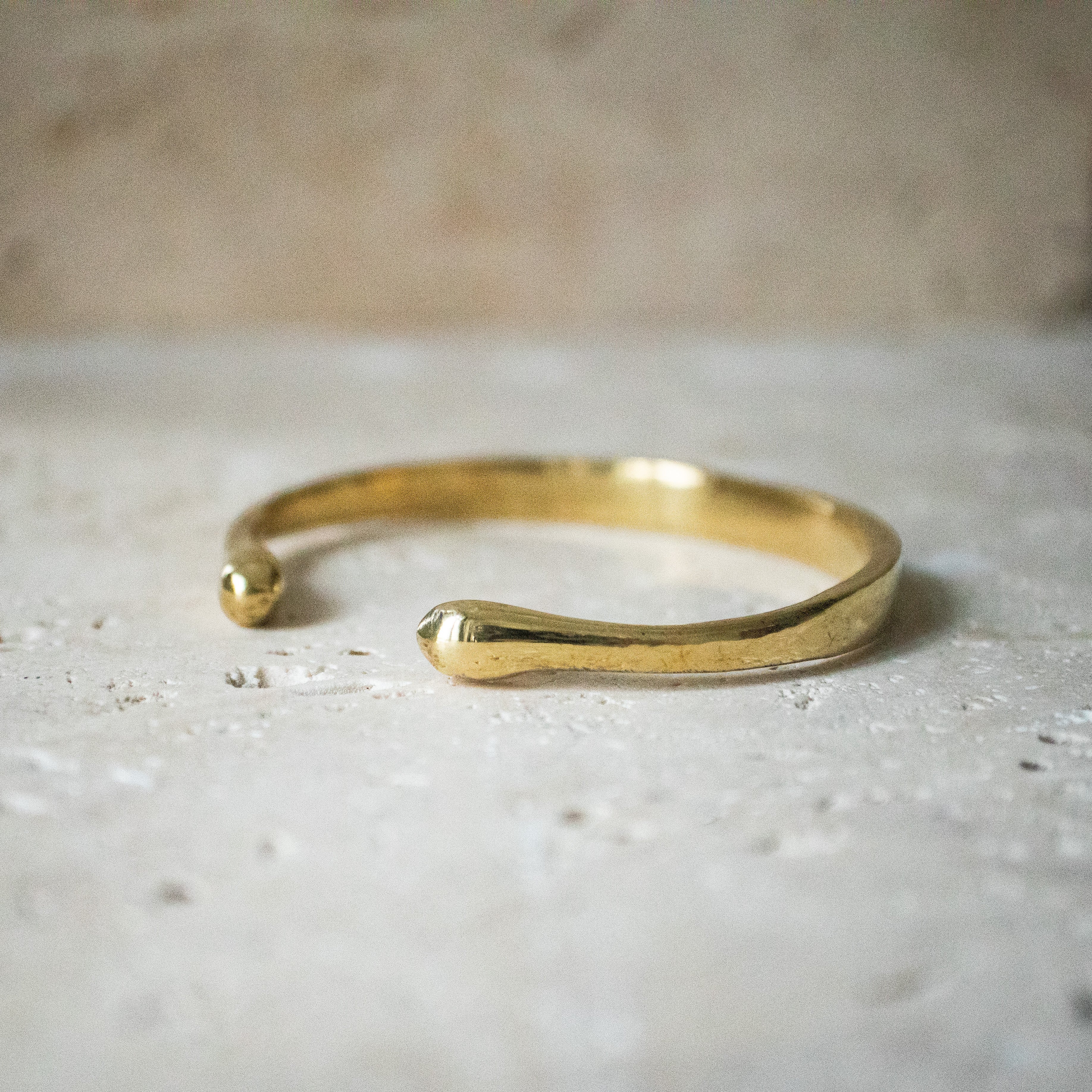 Breiter Armreif offen handgemacht gold - arm cuff - Nooe UG