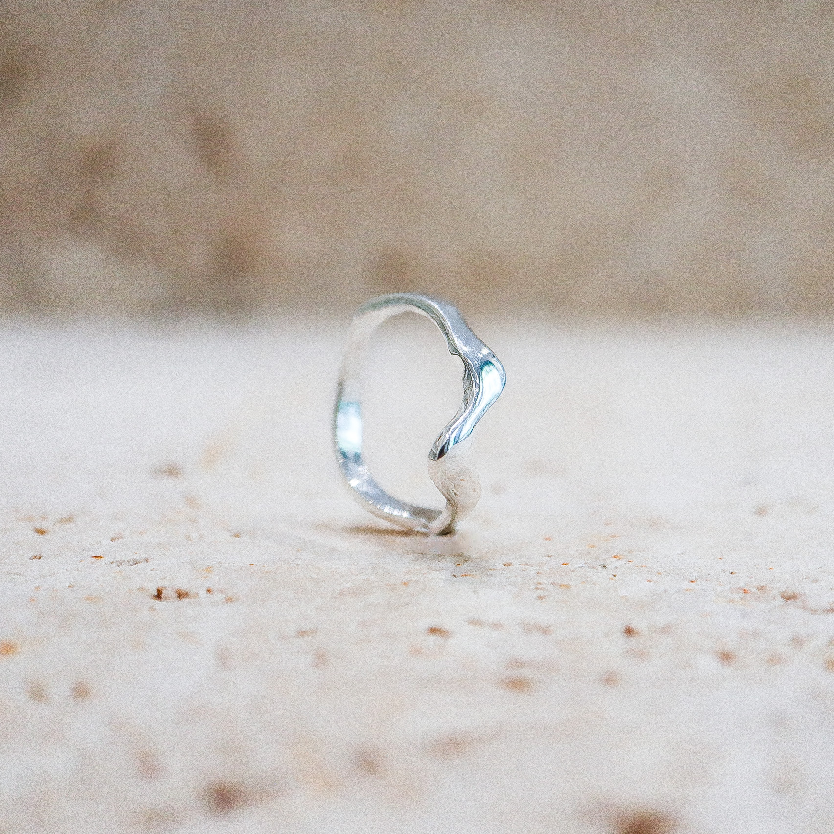 Asymmetrischer Ring „Melting“ aus 925 Sterling Silber - Nooe UG