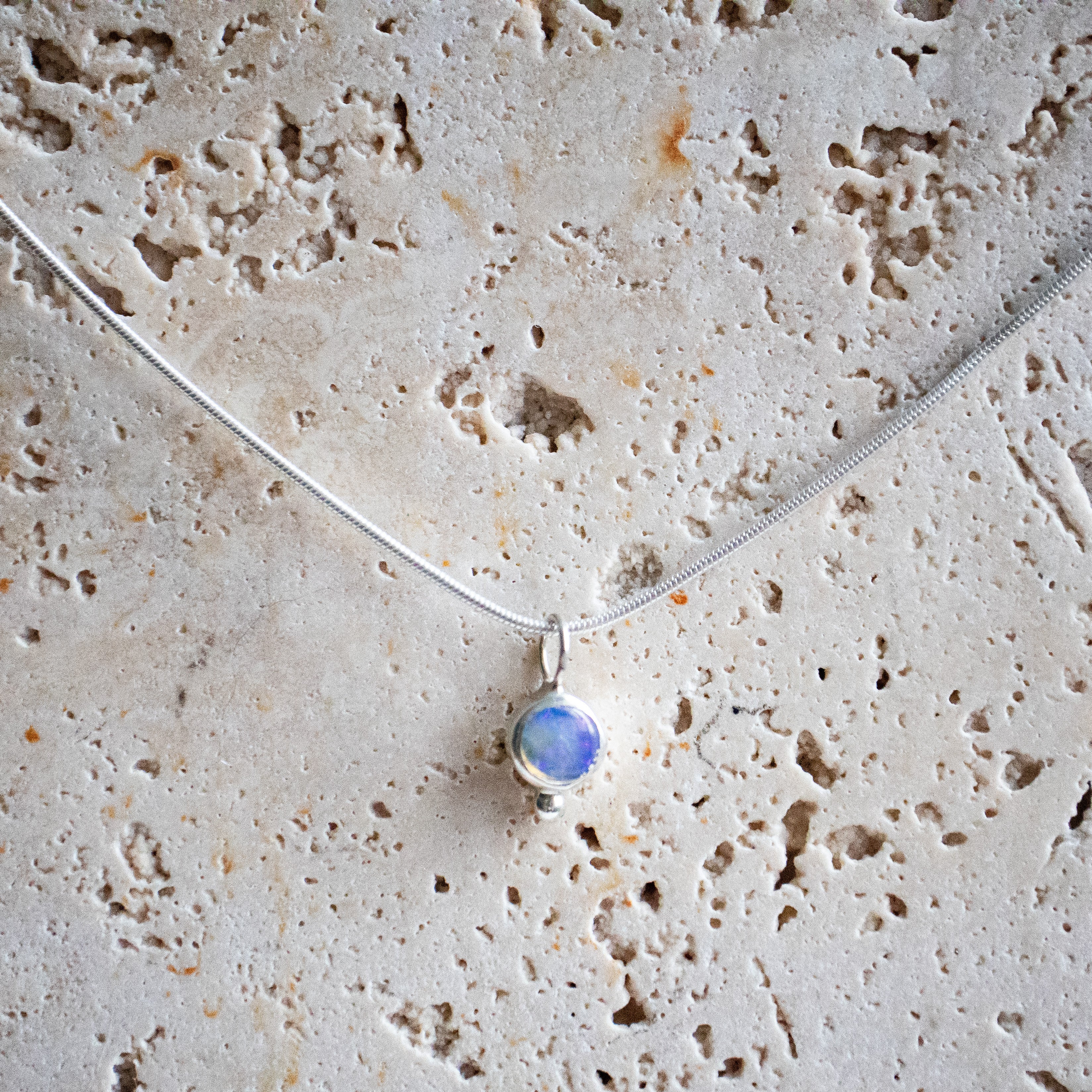 Zierliche Kette mit rundem Opal-Anhänger aus 925 Sterling Silber