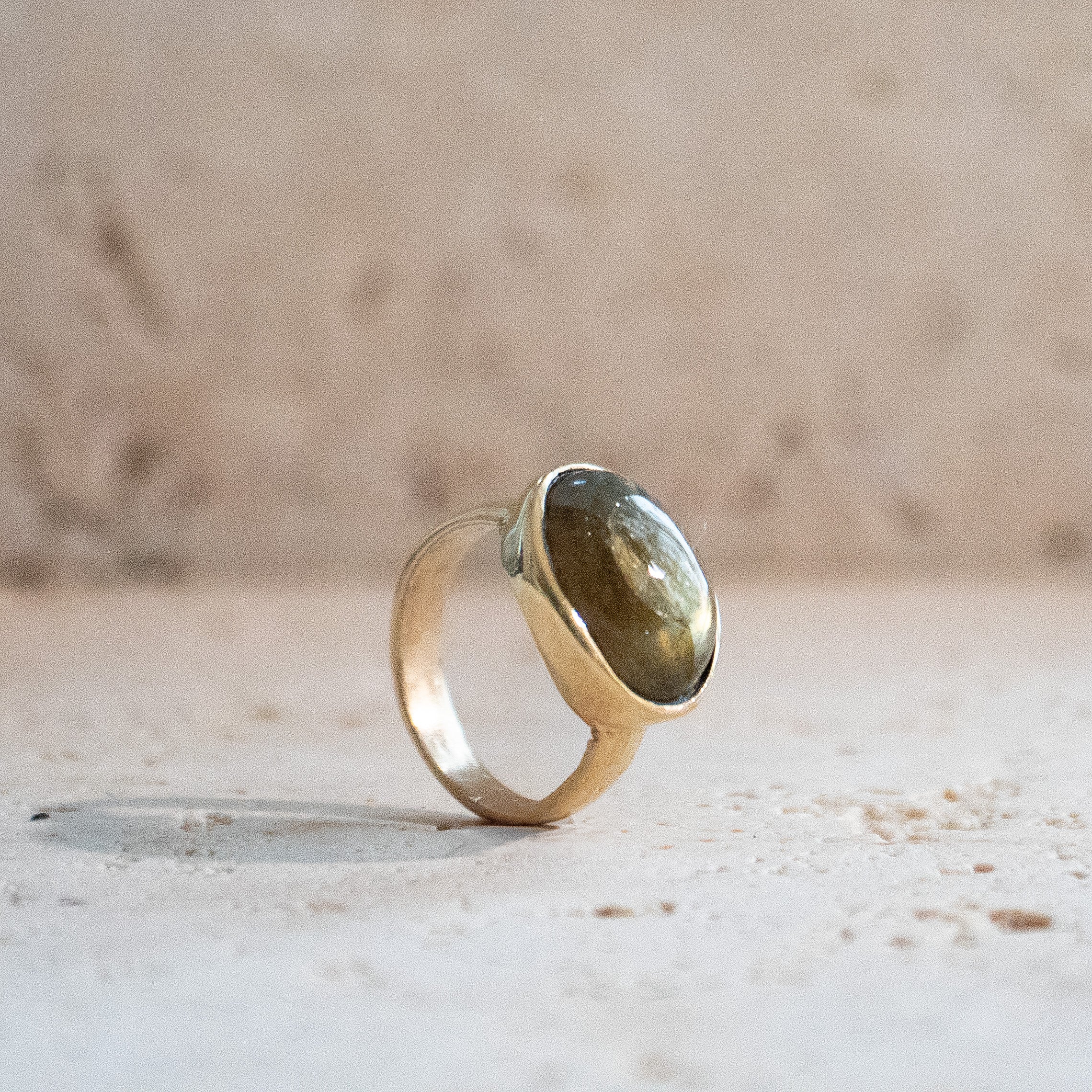 PRE ORDER: Großer Labradorit Ring mit ovalem Stein gold handgemacht - Nooe UG