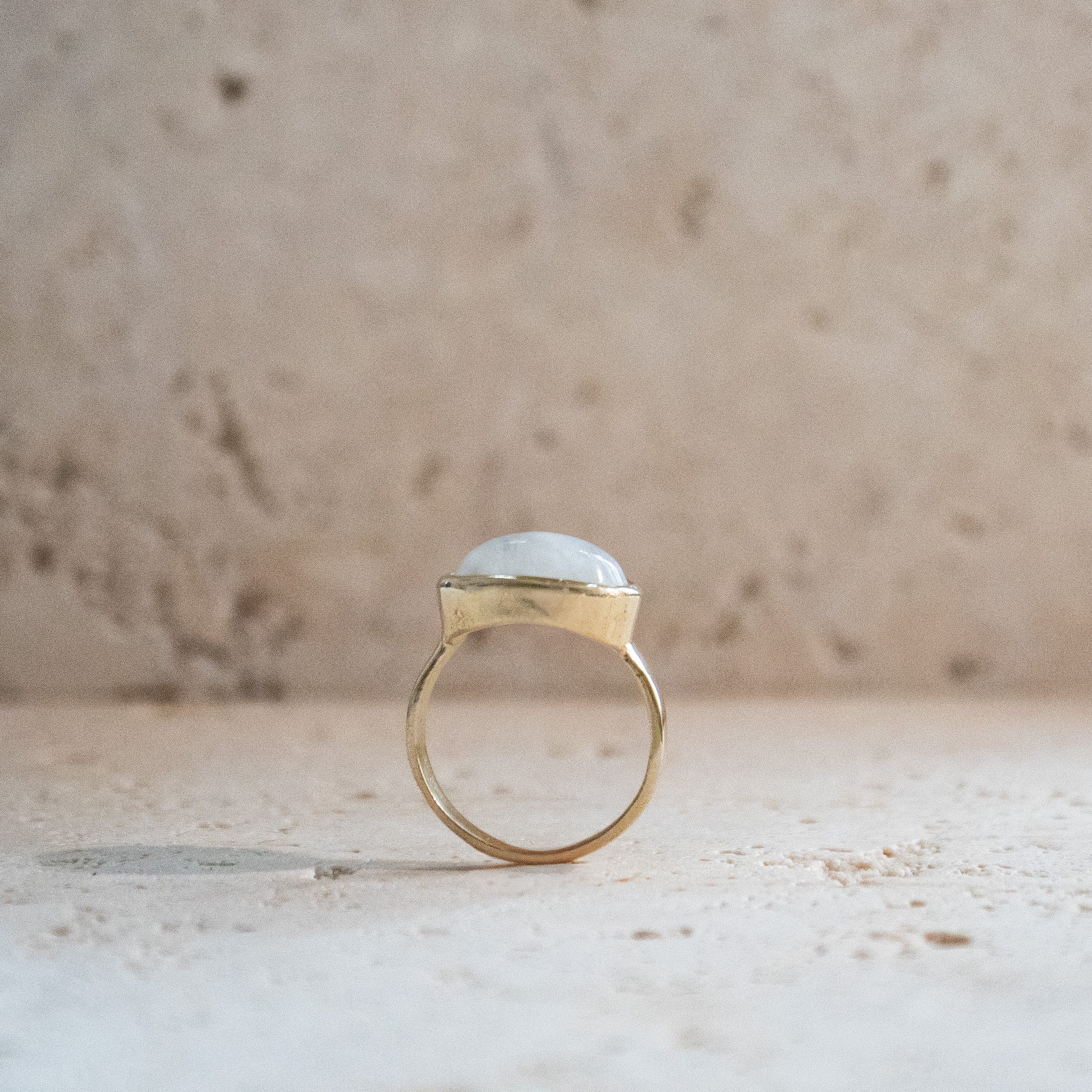 Anillo grande de piedra de luna con una piedra ovalada de oro.