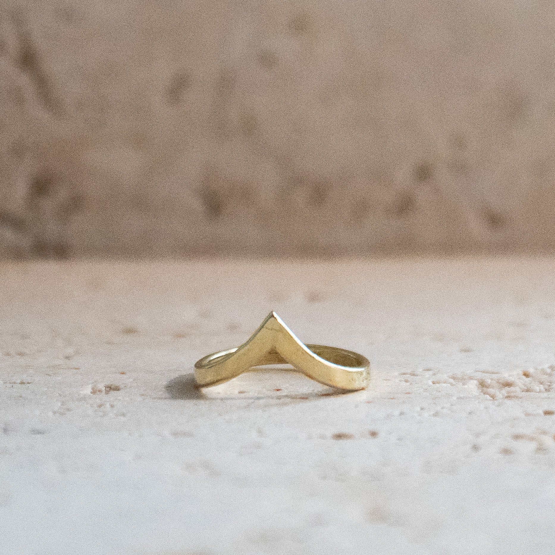 Bague Chevron or faite à la main - bague empilable en laiton