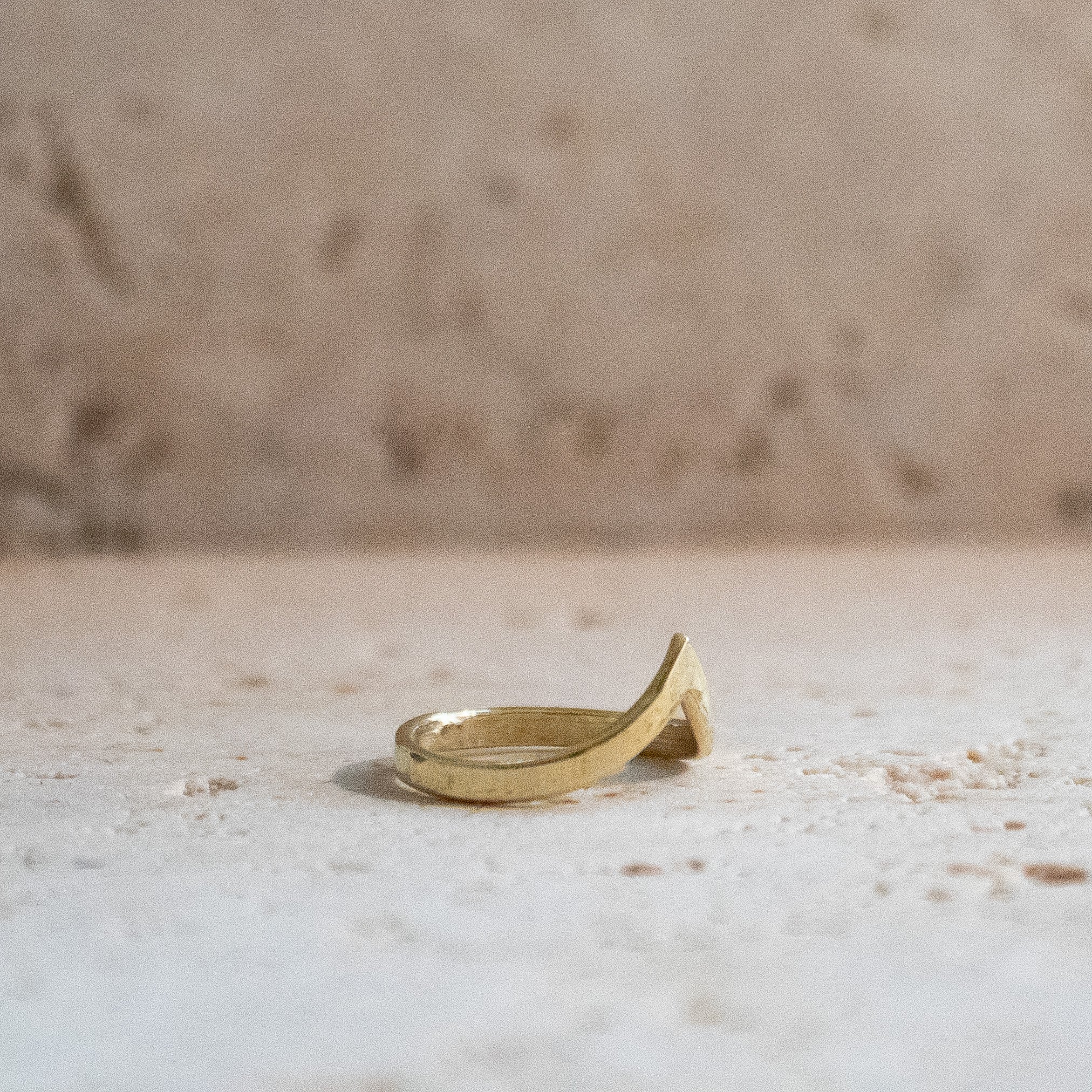 Bague Chevron or faite à la main - bague empilable en laiton