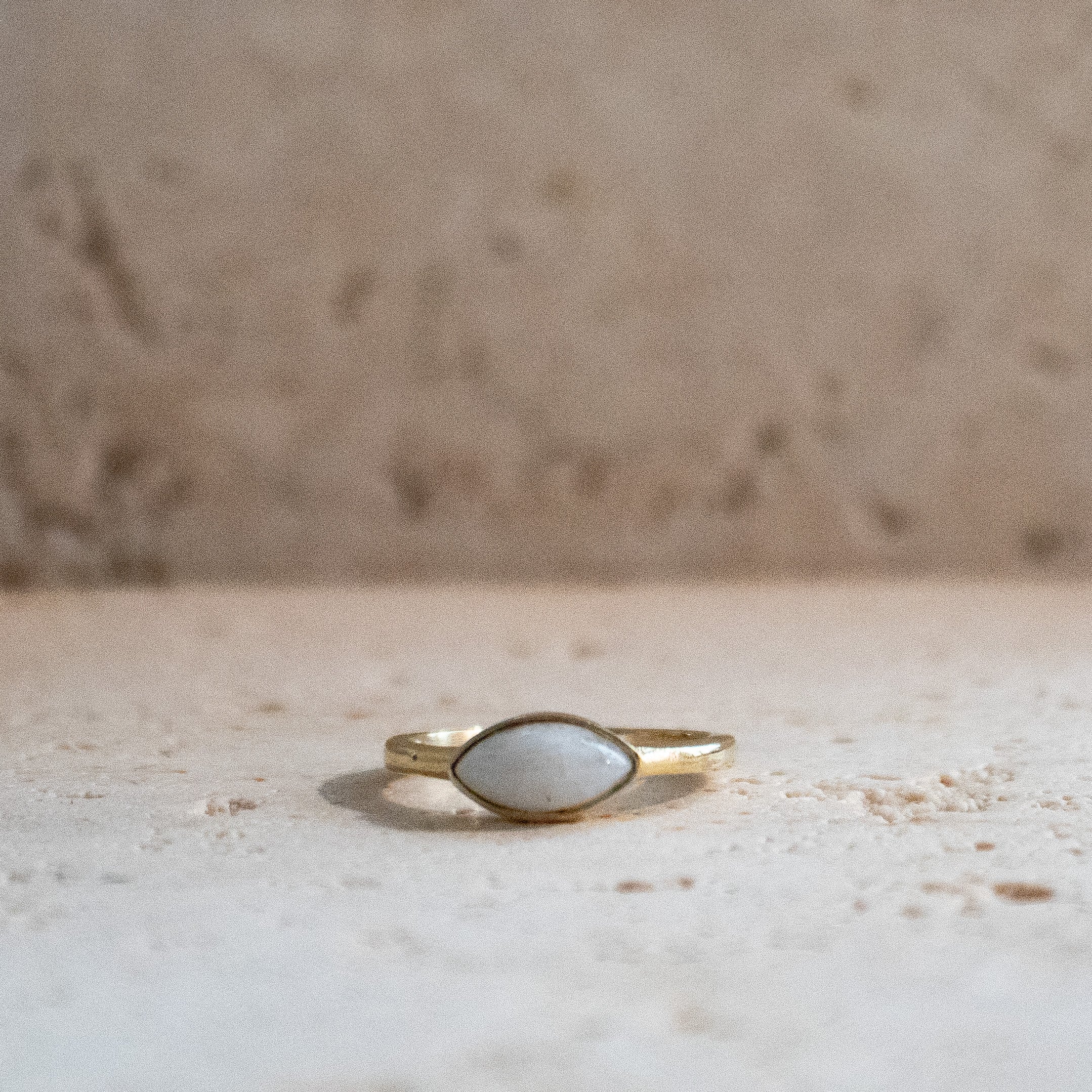 Anillo de latón con piedra preciosa ovalada y piedra de luna en oro | Joyas minimalistas para compromisos y regalos