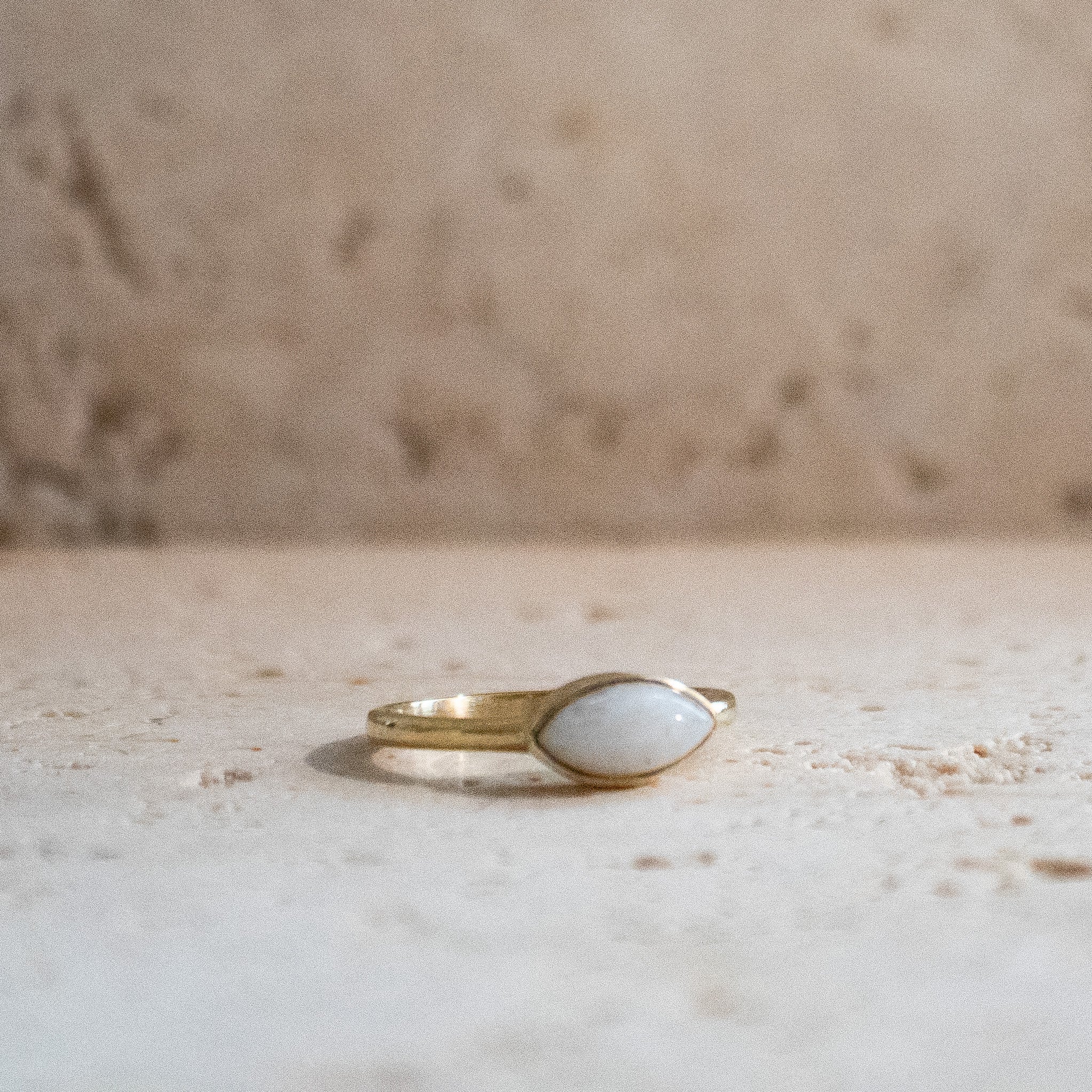 Anillo de latón con piedra preciosa ovalada y piedra de luna en oro | Joyas minimalistas para compromisos y regalos