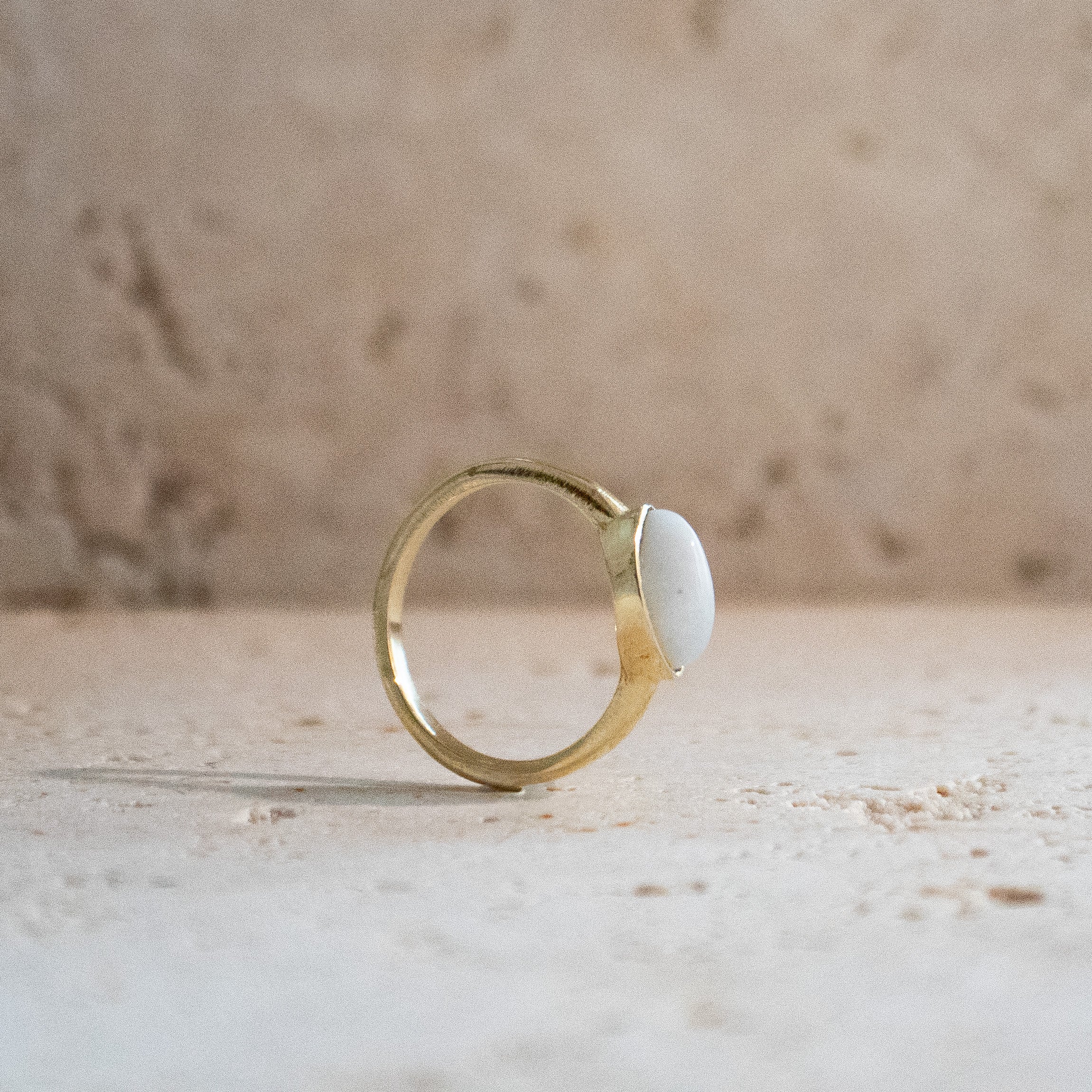 Anillo de latón con piedra preciosa ovalada y piedra de luna en oro | Joyas minimalistas para compromisos y regalos