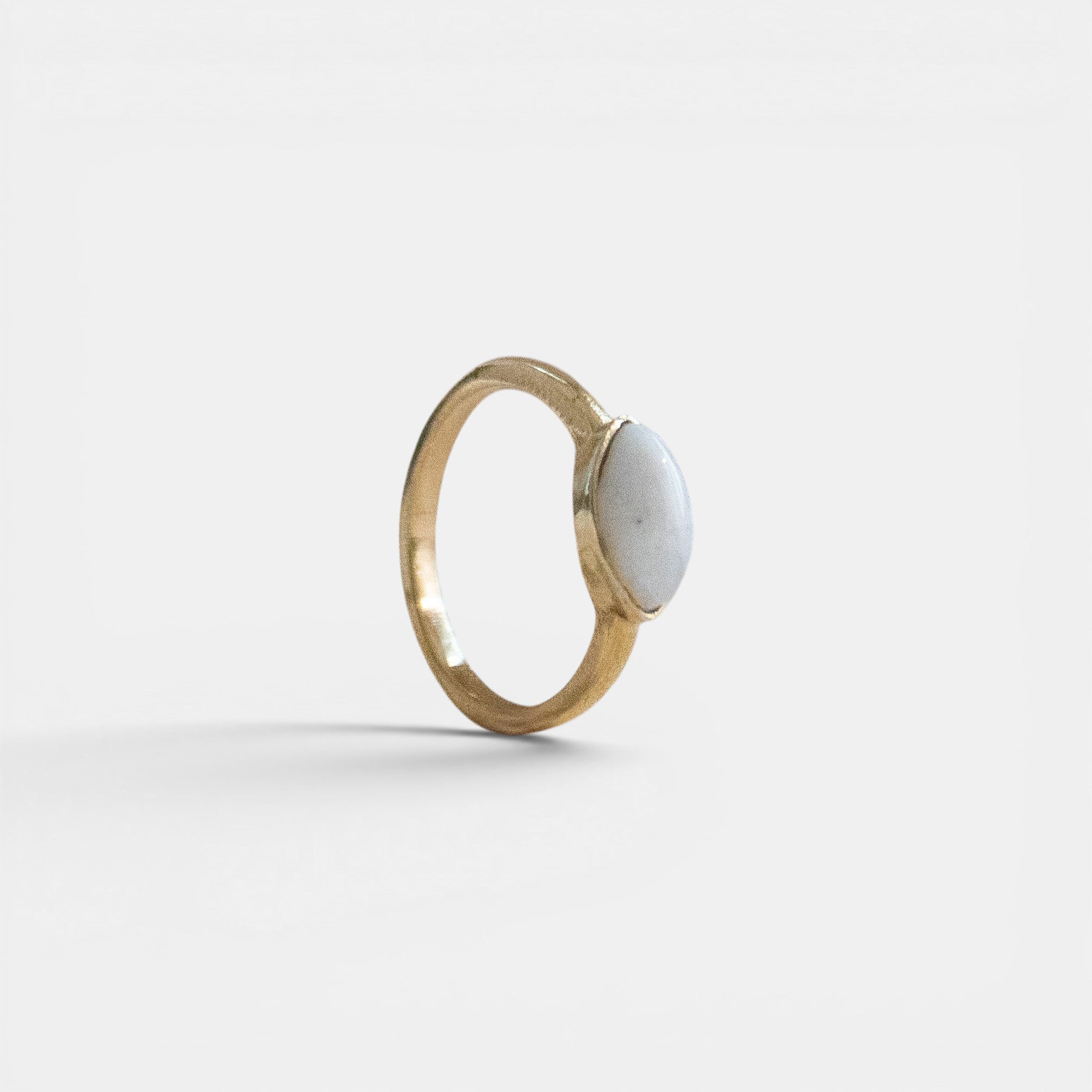 Ovaler Edelstein-Mondstein-Ring aus Messing gold | Minimalistischer Schmuck für Verlobungen und Geschenke - Nooe UG