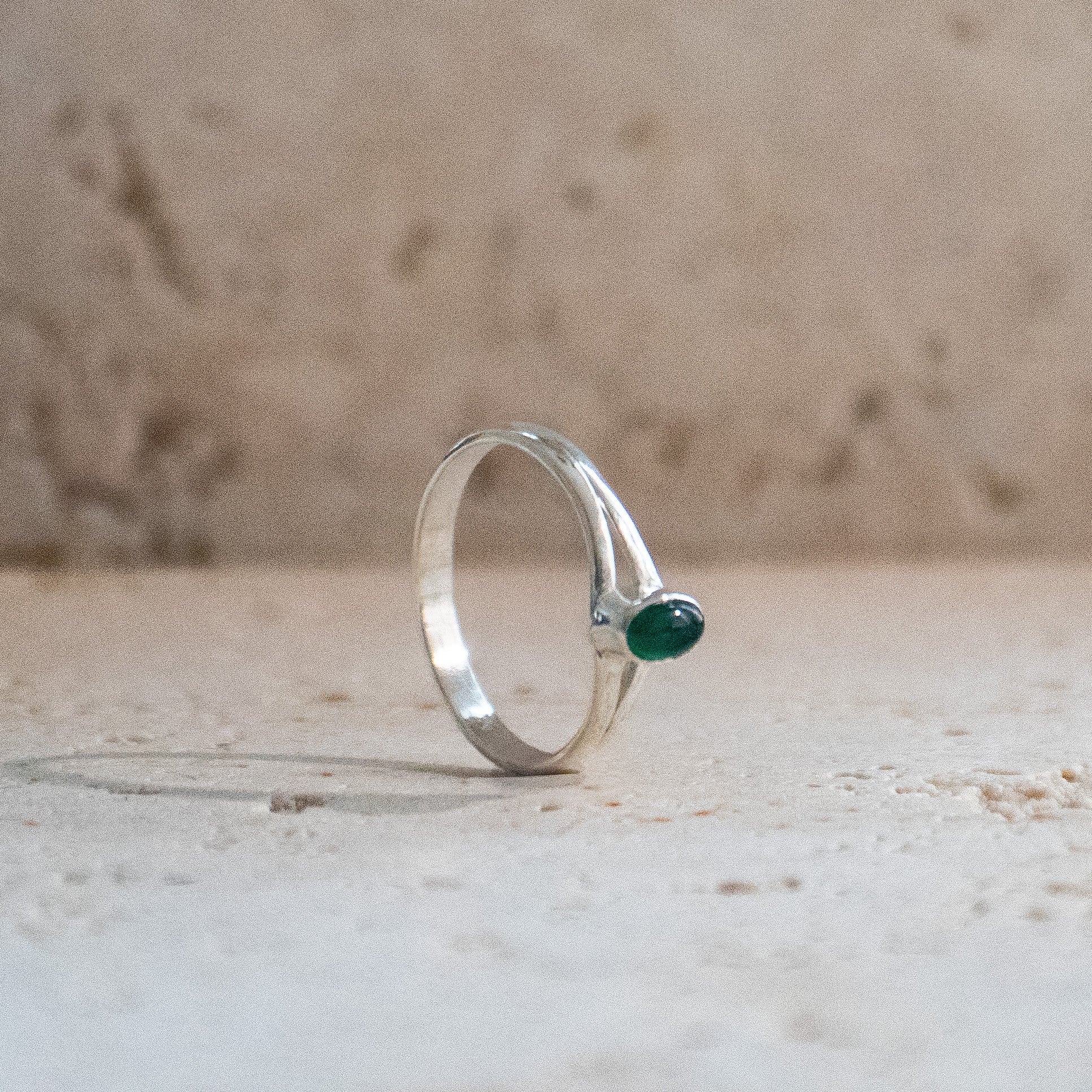 Anillo pequeño de ónix verde con piedra ovalada hecho a mano en plata de ley 925