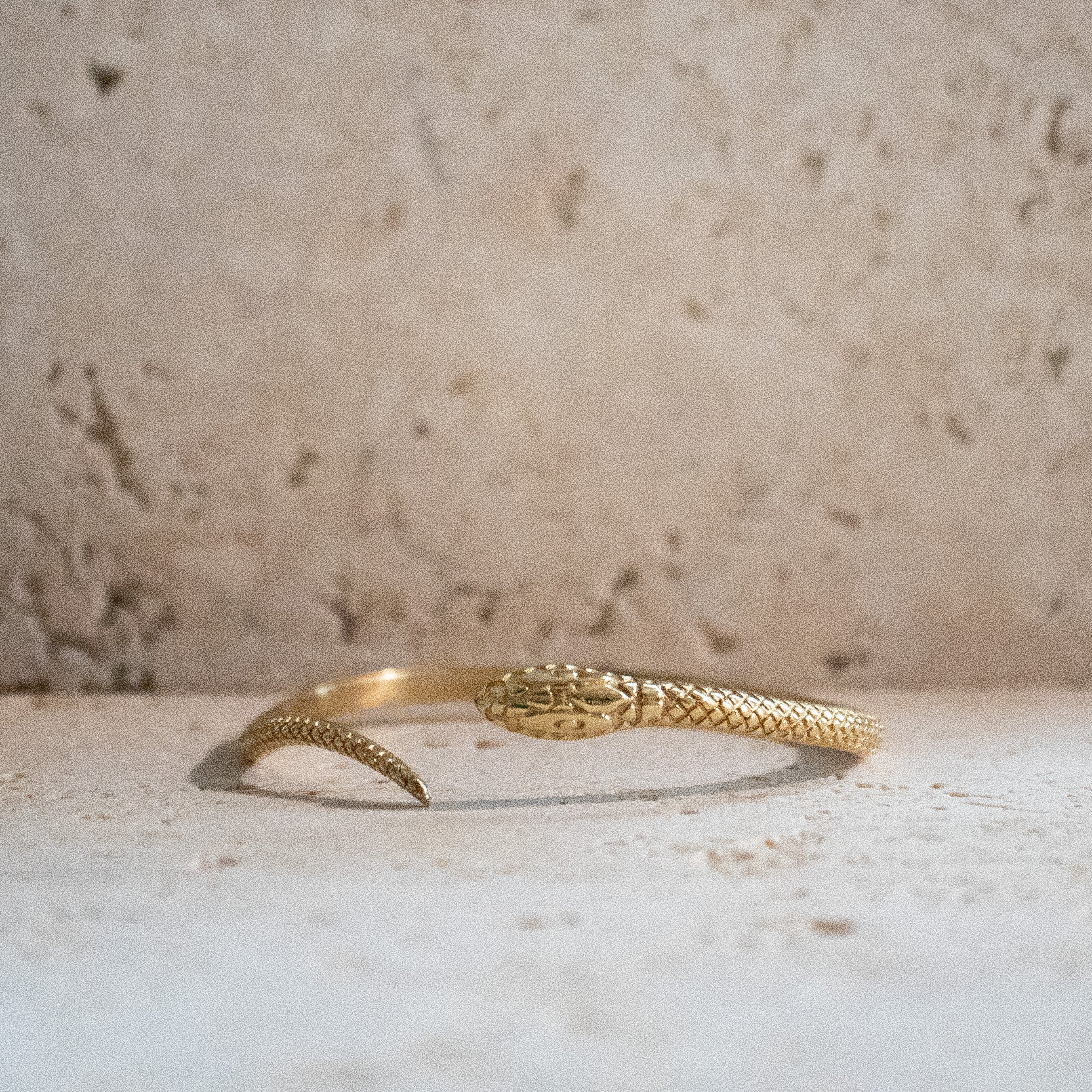 Armreif Schlange aus Messing gold offen handgemacht