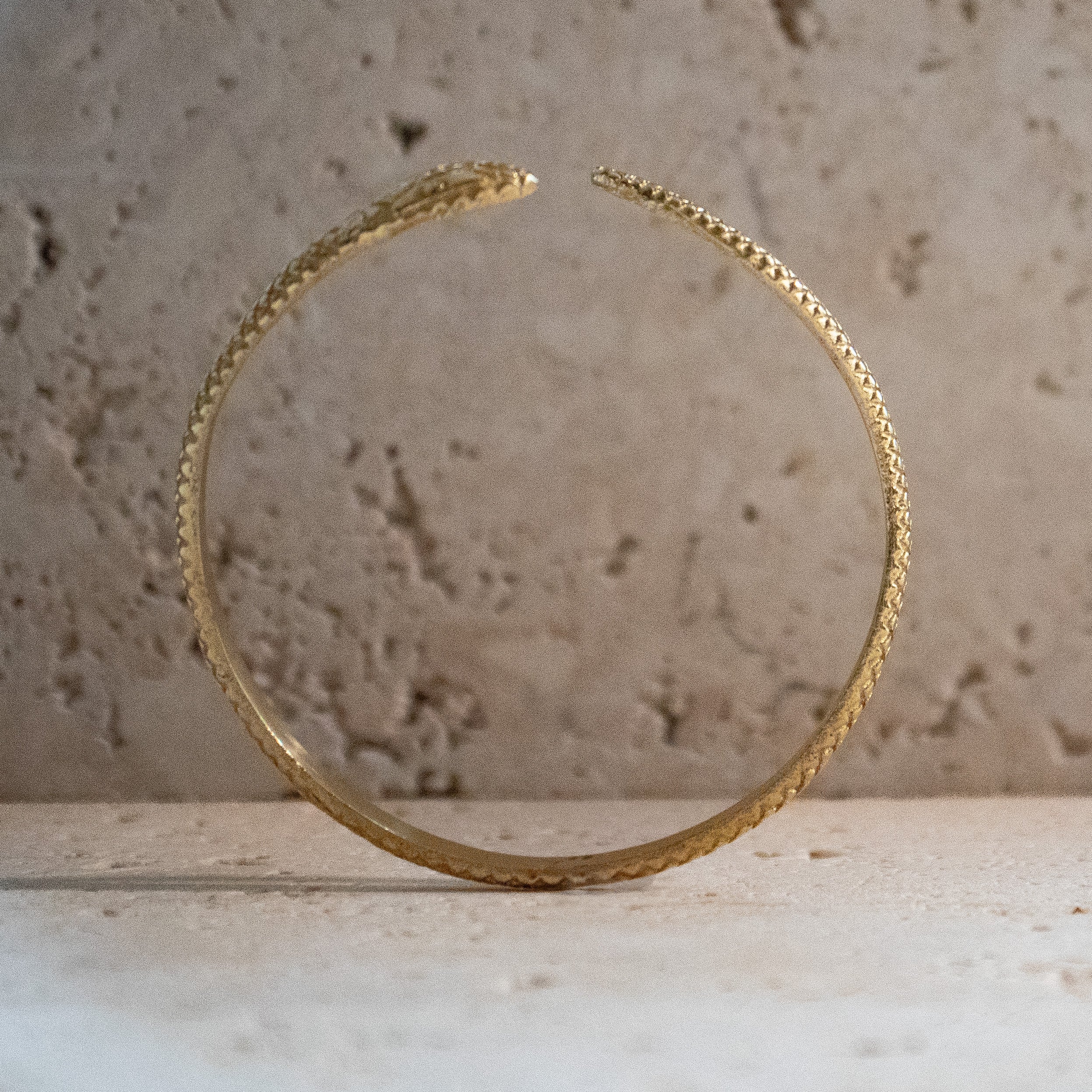Armreif Schlange aus Messing gold offen handgemacht