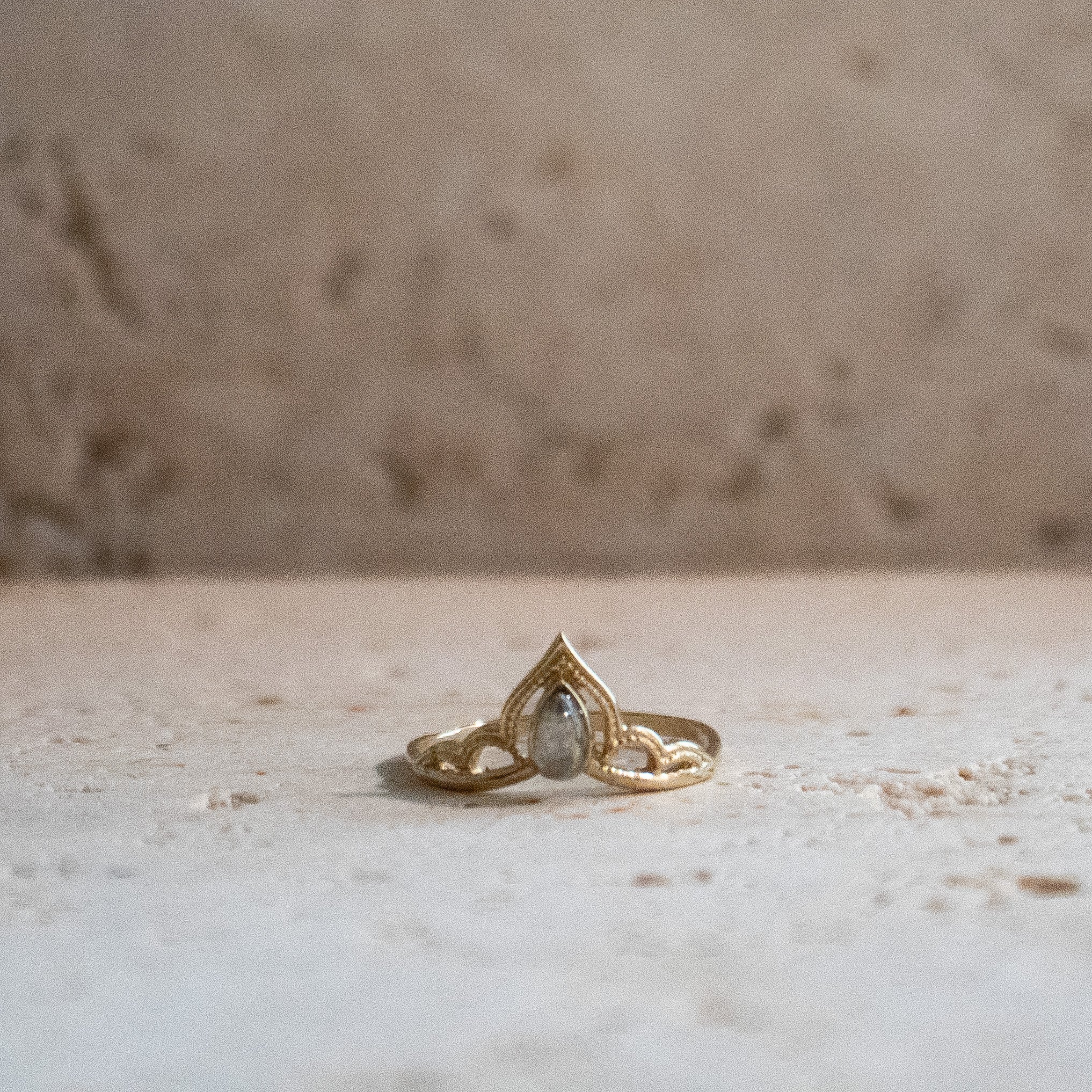 Tiara Kronen Ring mit Labradorit Spitze – Gold aus Messing Handgemacht
