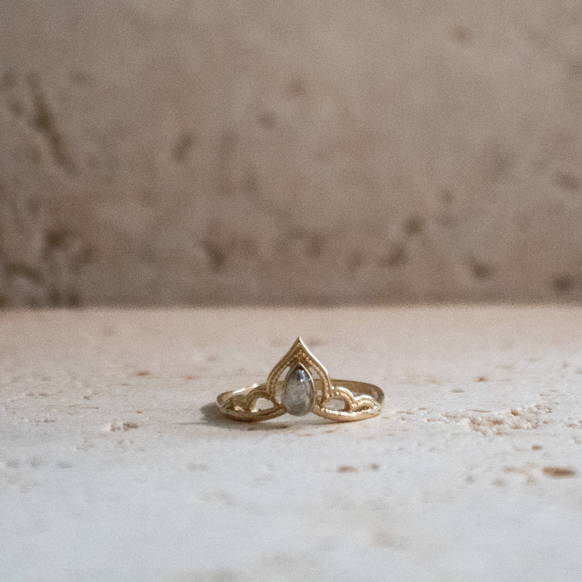 Tiara Kronen Ring mit Labradorit Spitze – Gold aus Messing Handgemacht - Nooe UG